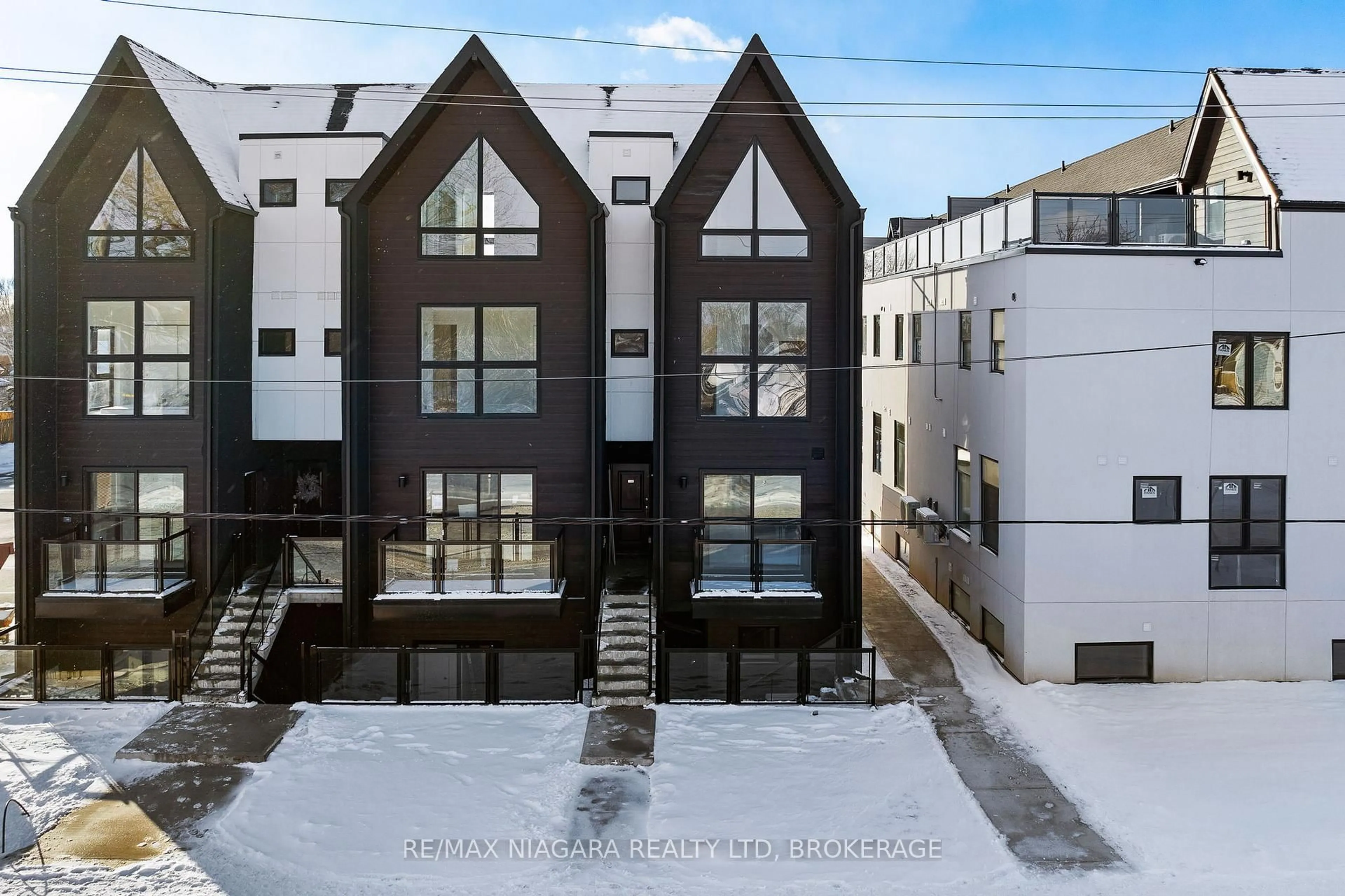 A pic from outside/outdoor area/front of a property/back of a property/a pic from drone, street for 7277 Wilson Cres #209, Niagara Falls Ontario L2G 4S5