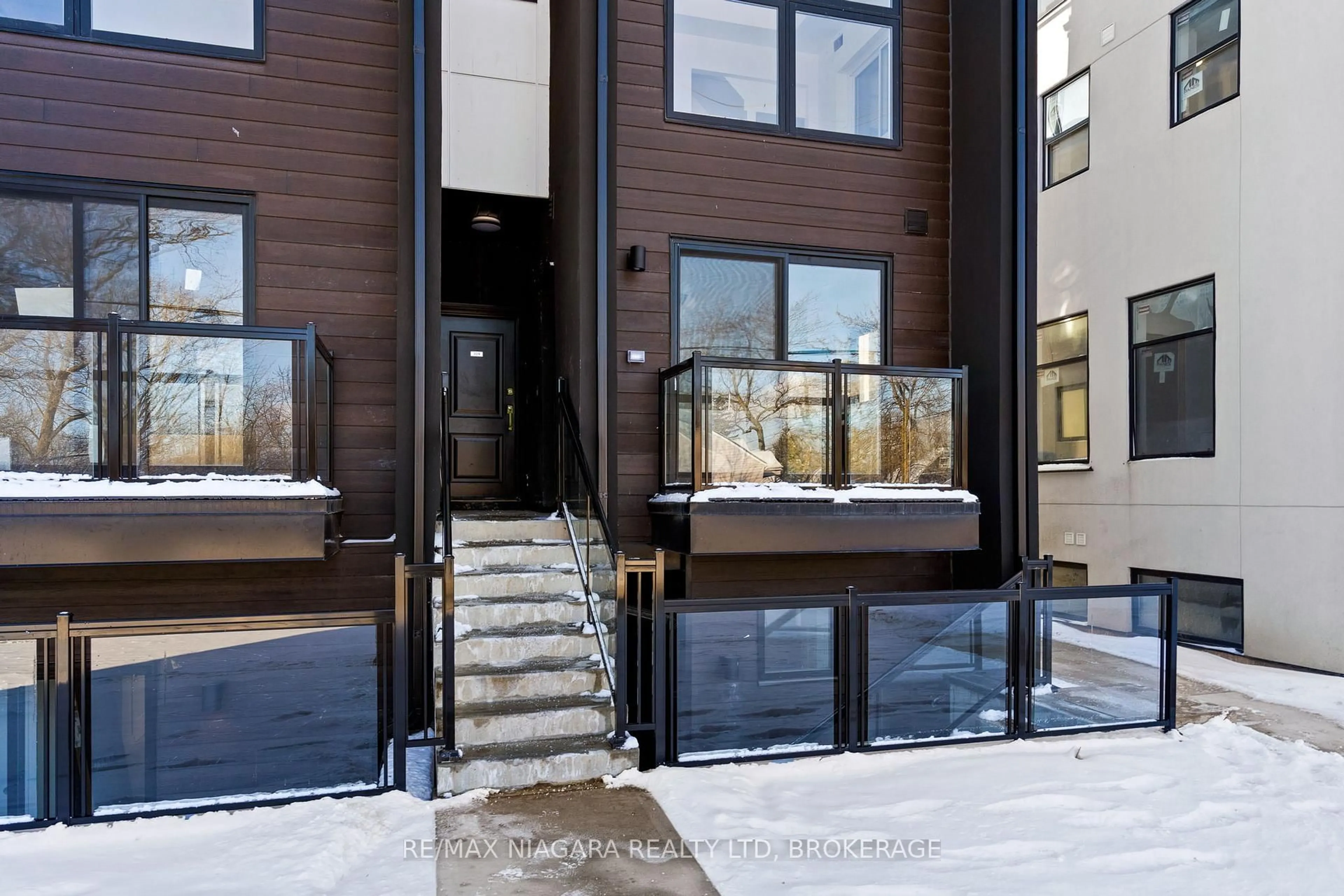 Indoor foyer for 7277 Wilson Cres #209, Niagara Falls Ontario L2G 4S5