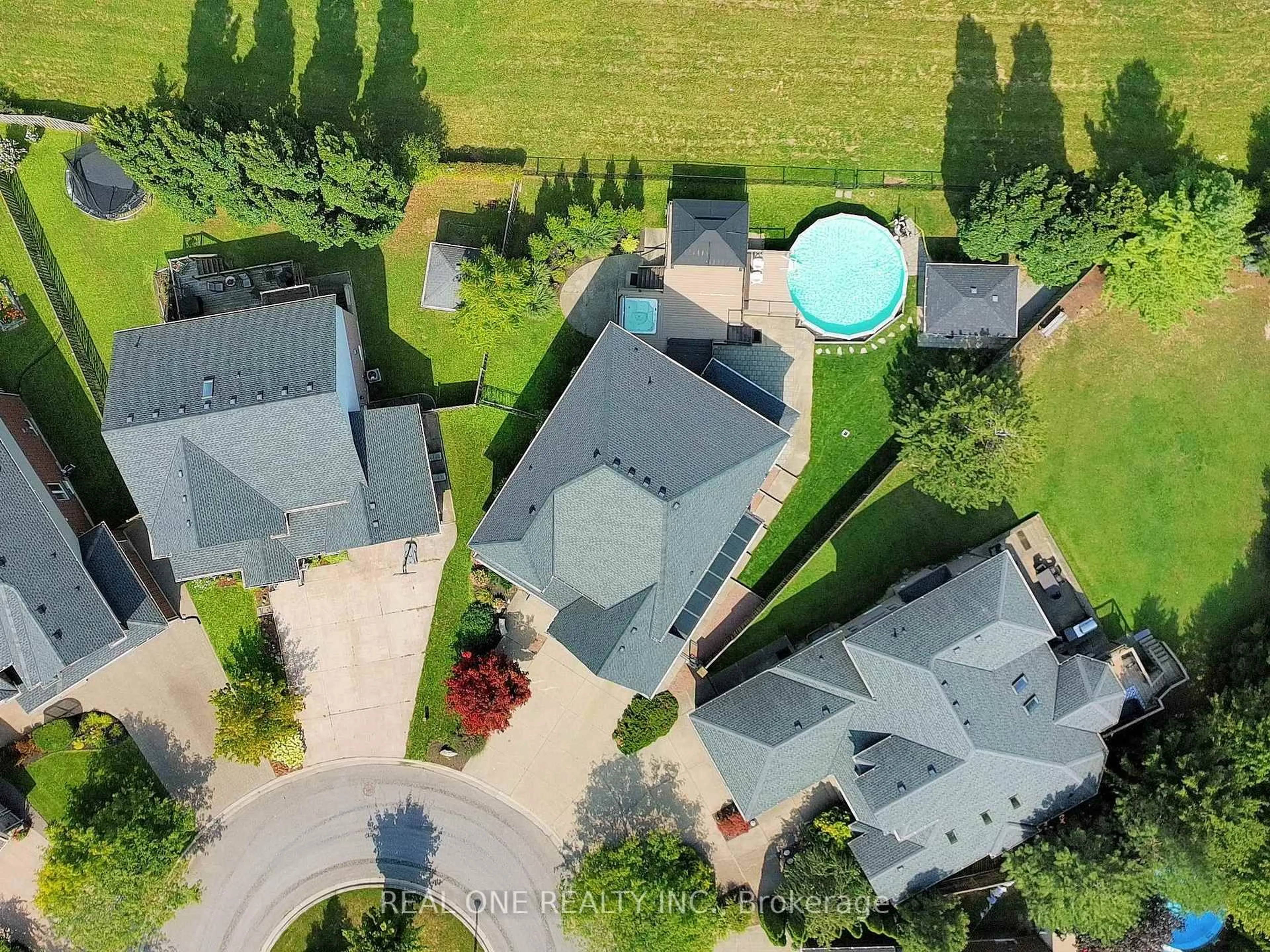 A pic from outside/outdoor area/front of a property/back of a property/a pic from drone, street for 26 Matthews Crt, St. Catharines Ontario L2S 4C4