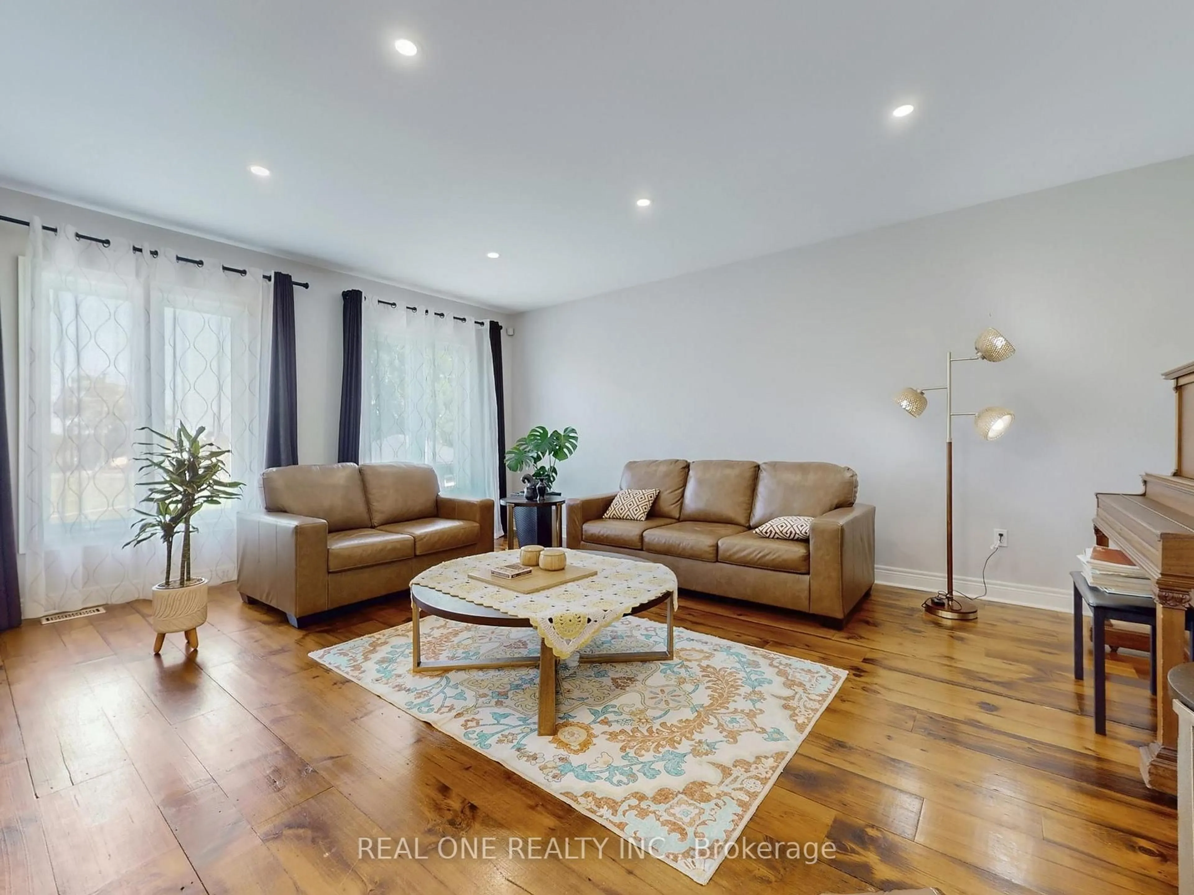 Living room with furniture, wood/laminate floor for 26 Matthews Crt, St. Catharines Ontario L2S 4C4