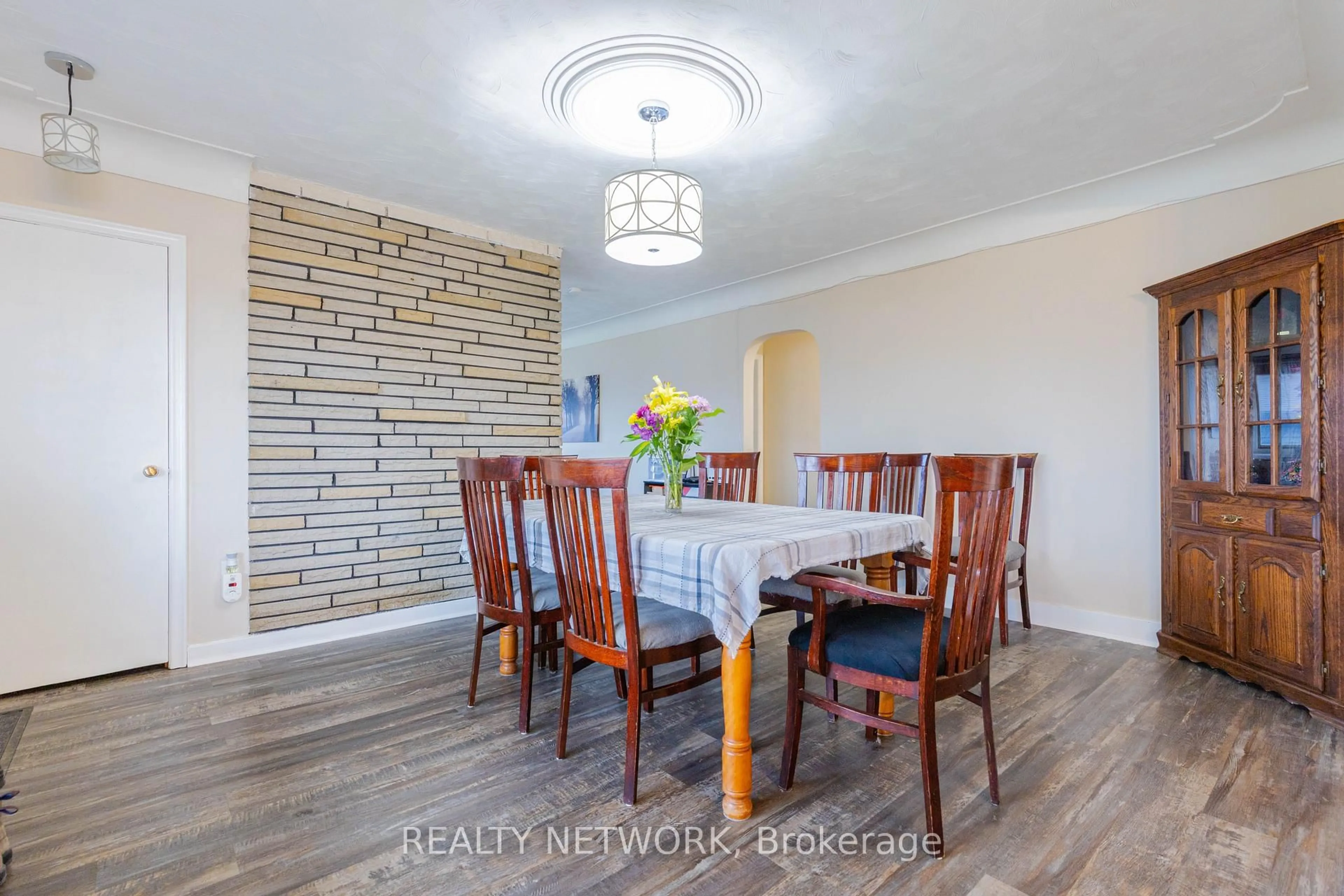 Dining room, wood/laminate floor for 452 QUAKER Rd, Welland Ontario L3C 3G8