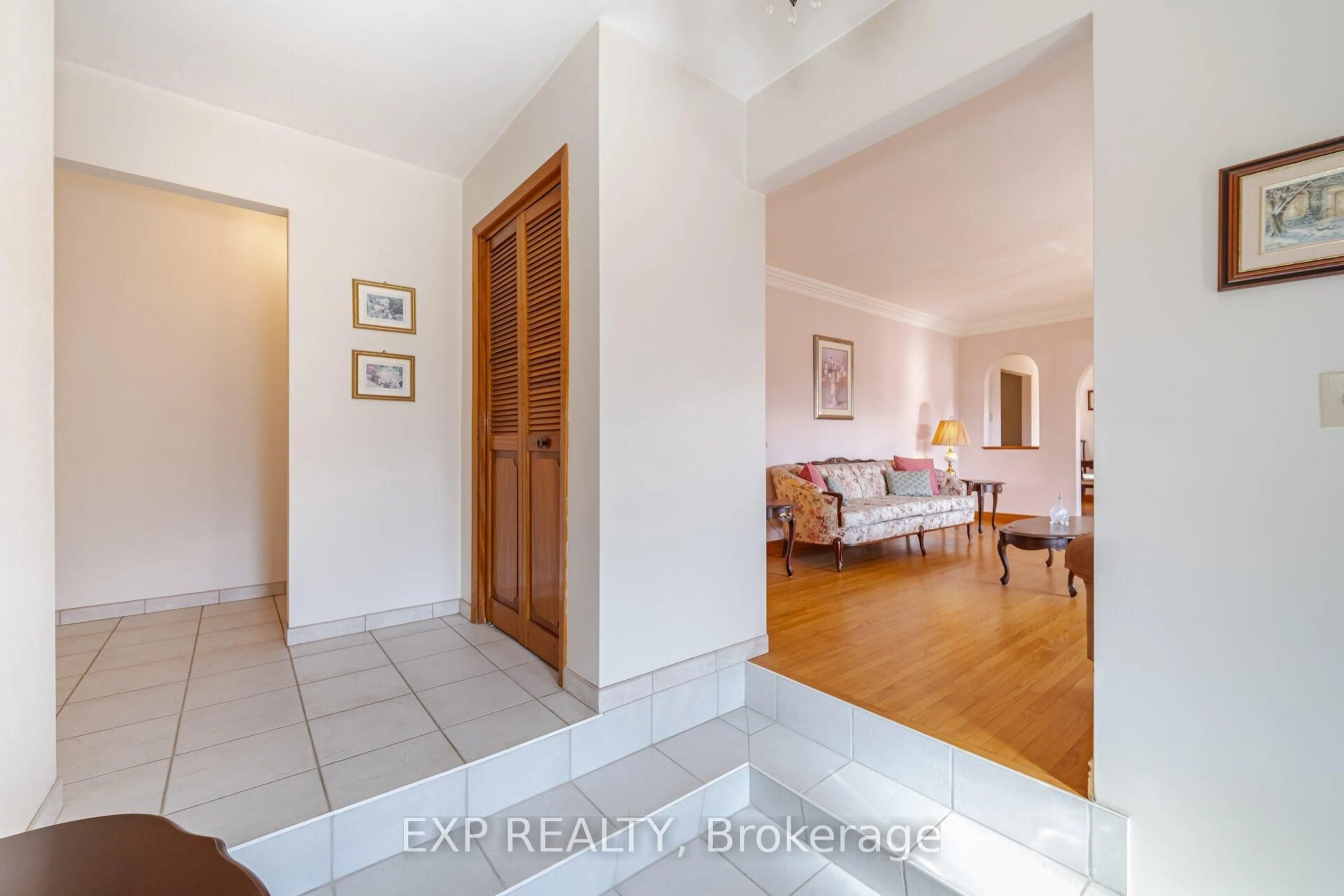 Indoor entryway for 1243 5 Highway, Hamilton Ontario L9H 5E1