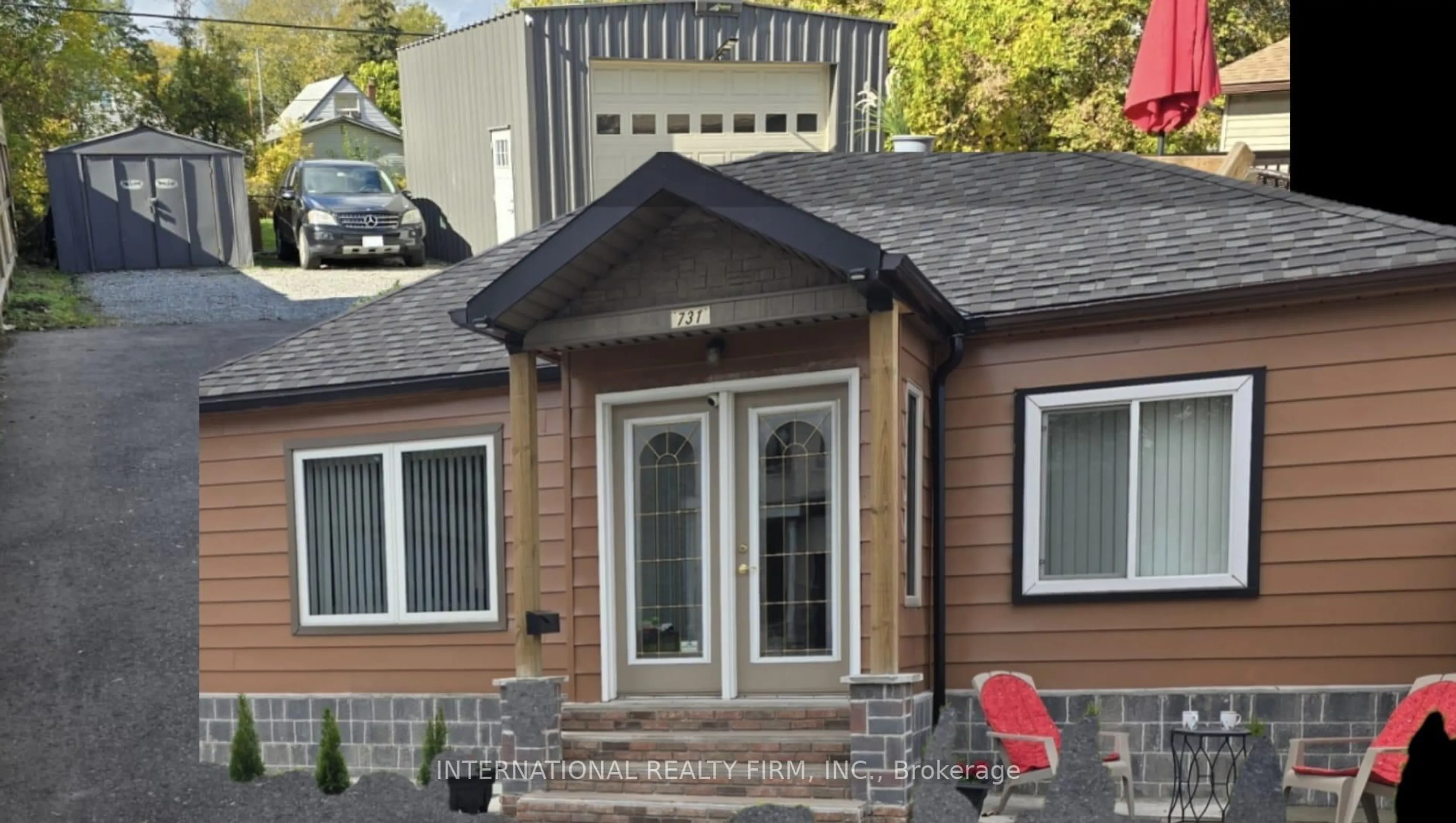 Home with vinyl exterior material, street for 731 Knox Ave, Hamilton Ontario L8H 6K7