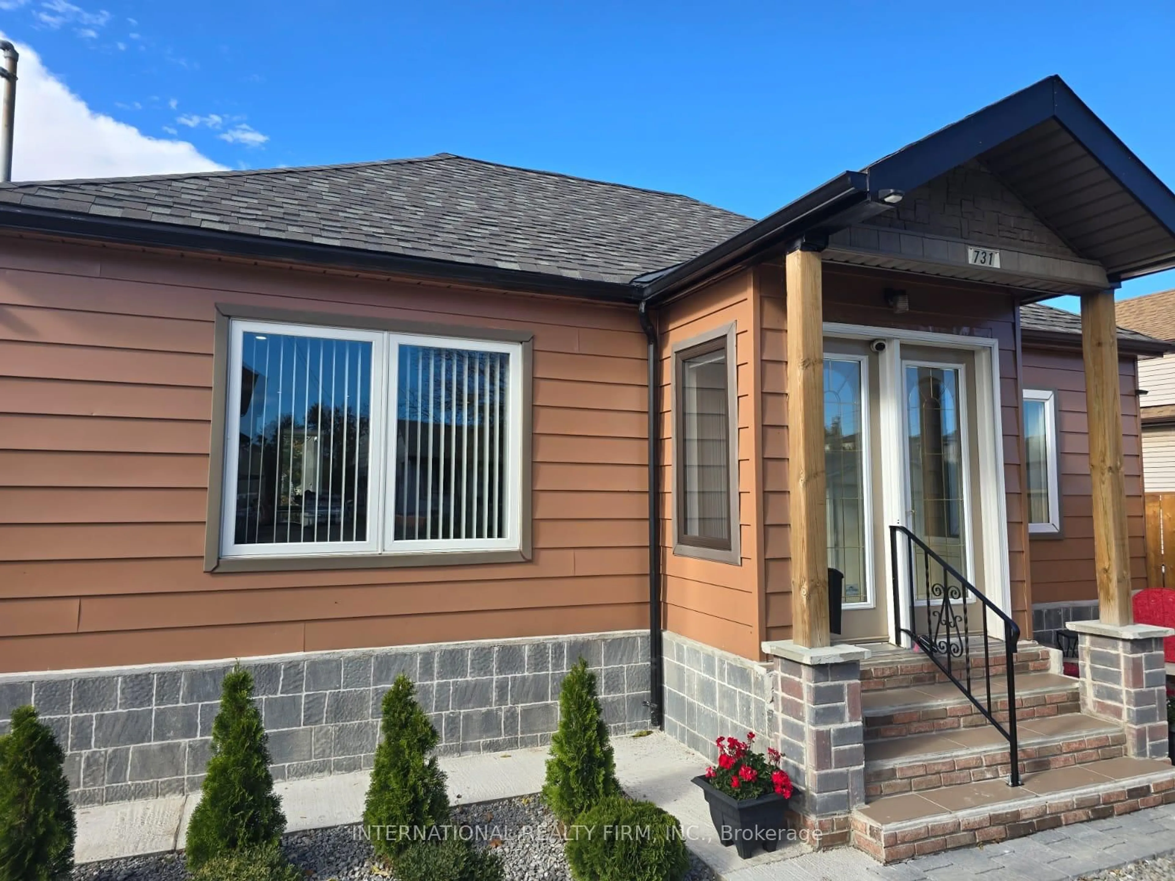 Home with vinyl exterior material, unknown for 731 Knox Ave, Hamilton Ontario L8H 6K7