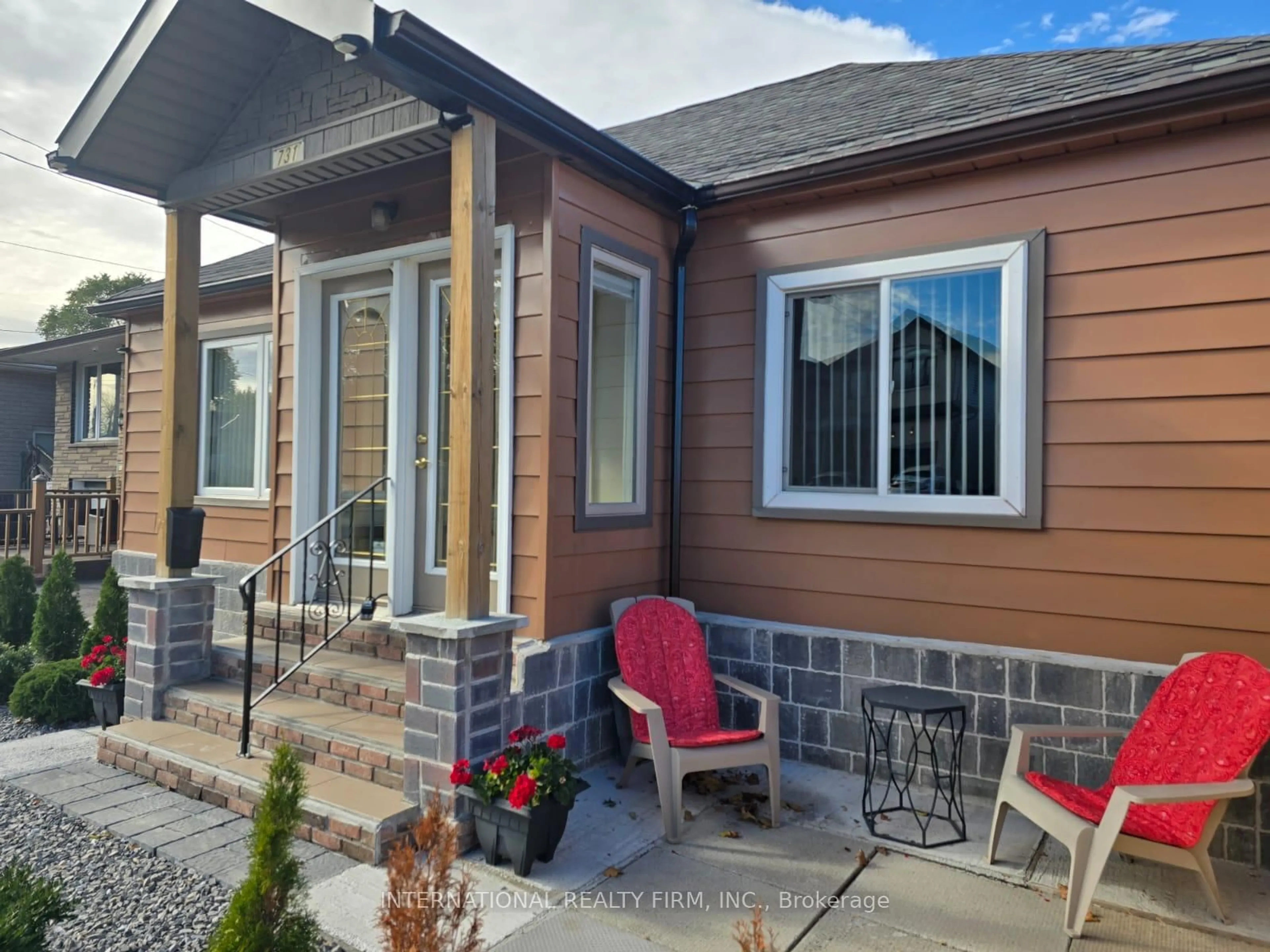 Home with vinyl exterior material, street for 731 Knox Ave, Hamilton Ontario L8H 6K7