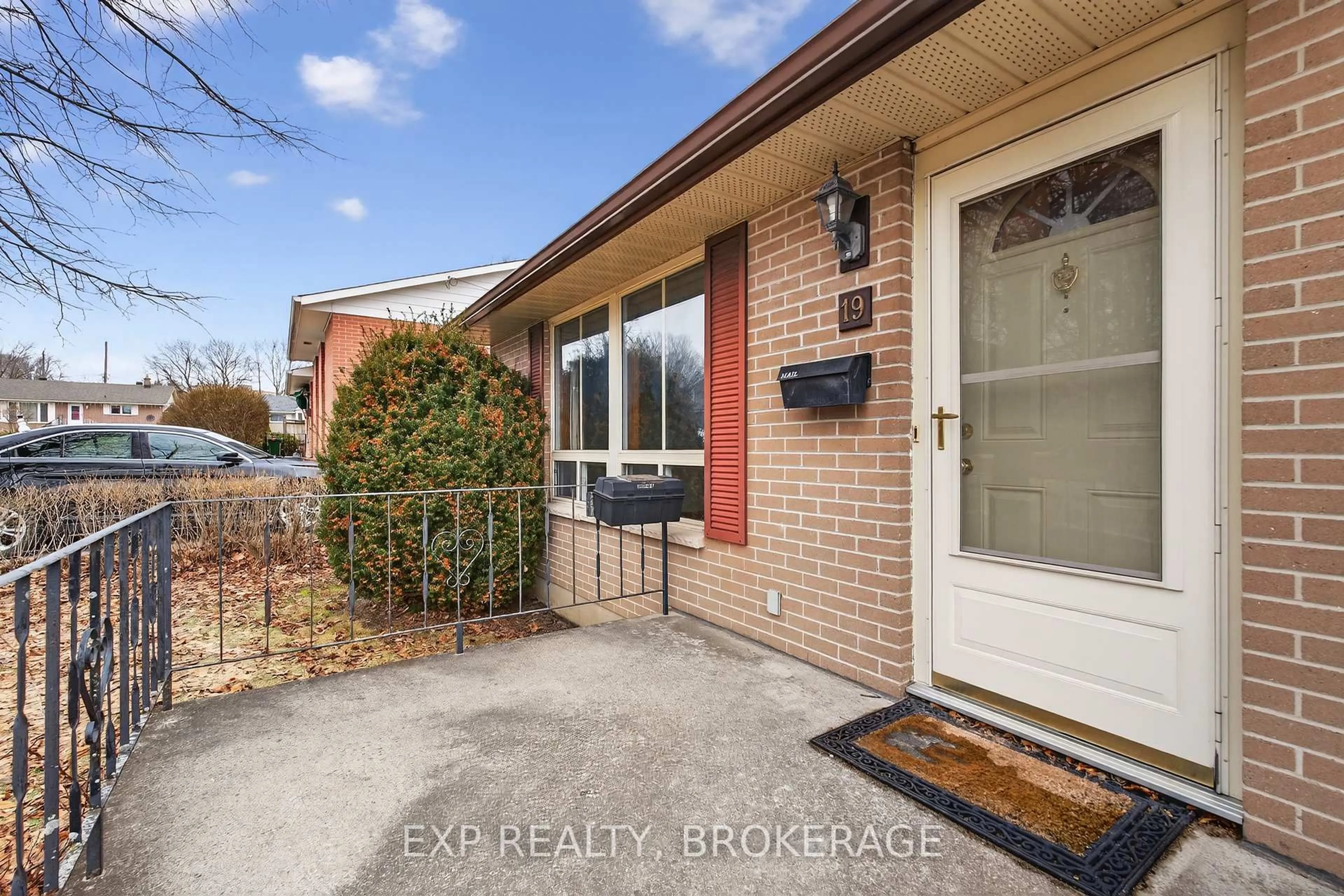 Indoor entryway for 19 CONVAY Cres, Brockville Ontario K6V 5A2
