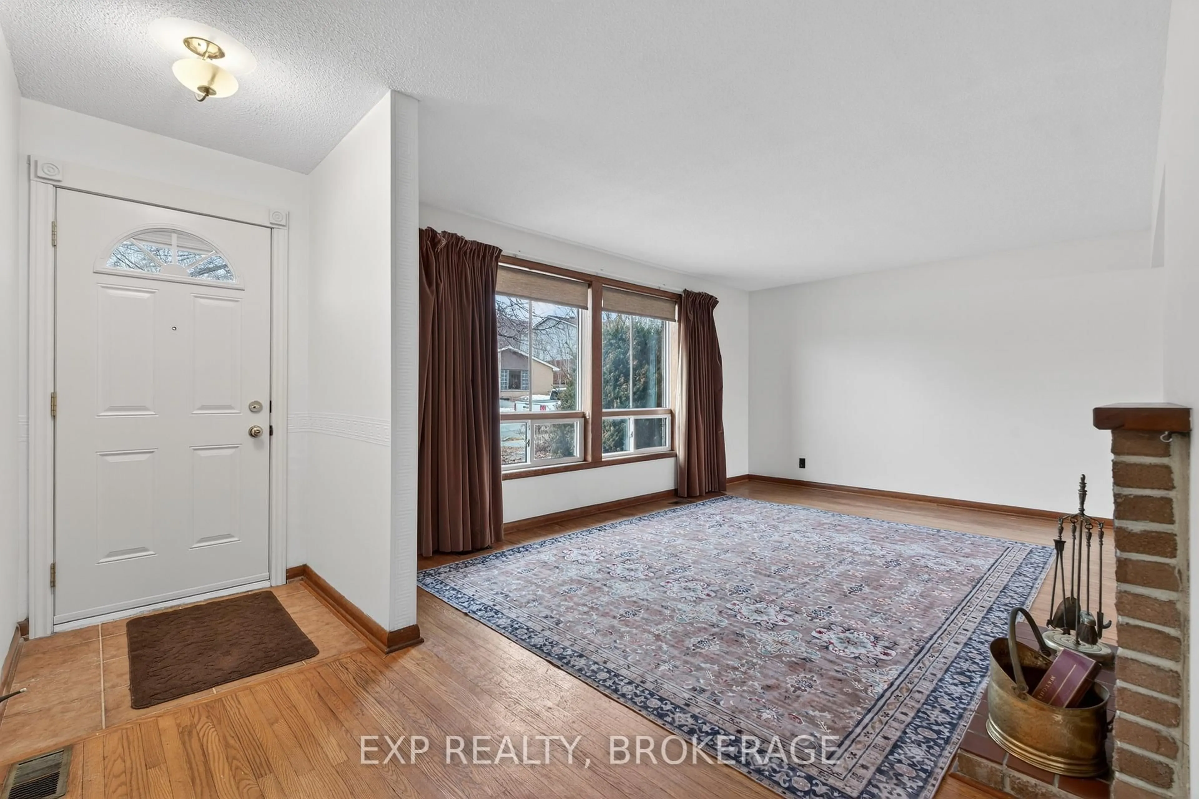 Indoor entryway for 19 CONVAY Cres, Brockville Ontario K6V 5A2