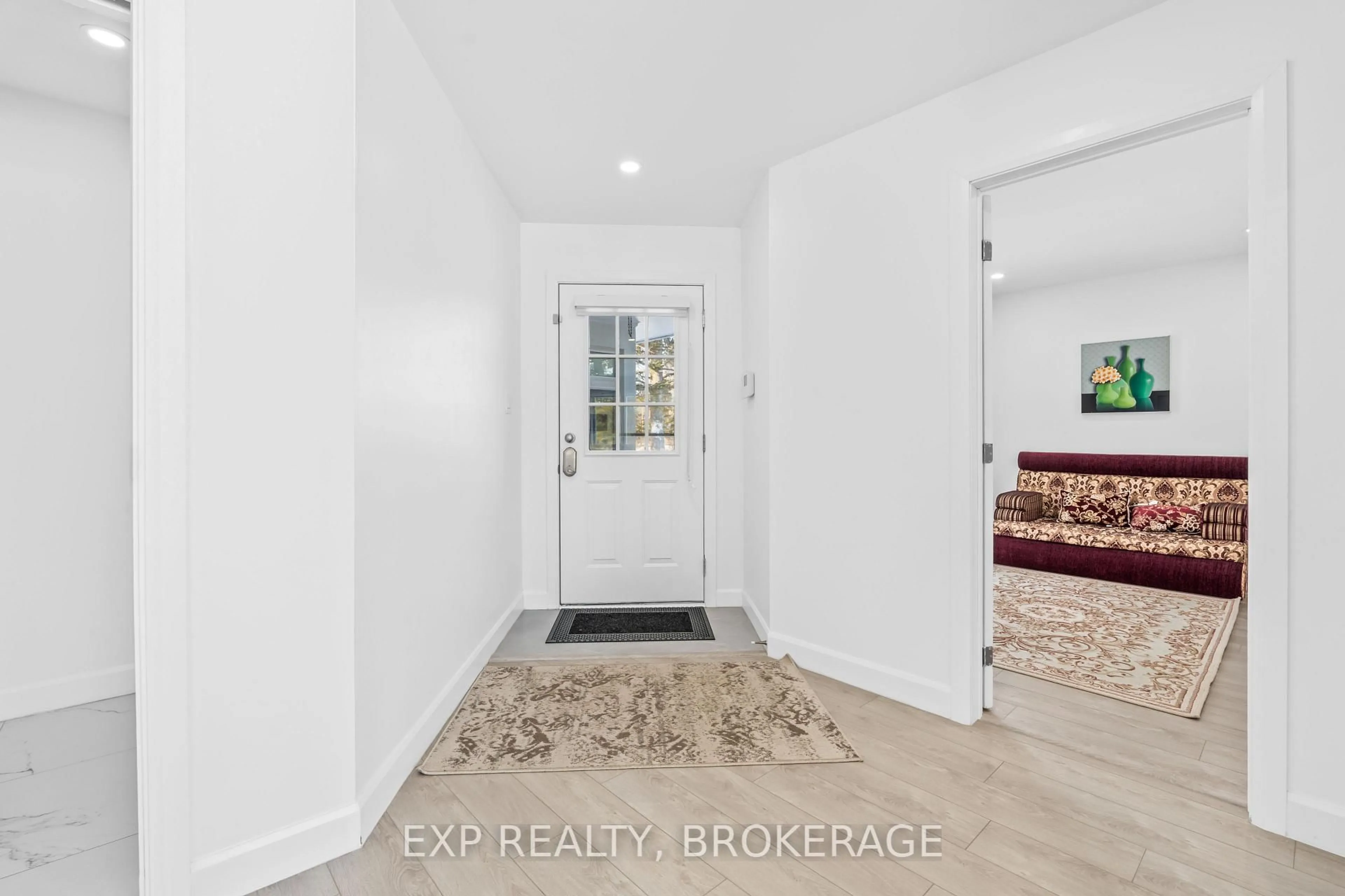 Indoor entryway for 72 WILLOWBANK Rd, Front of Leeds & Seeleys Bay Ontario K7G 2V5