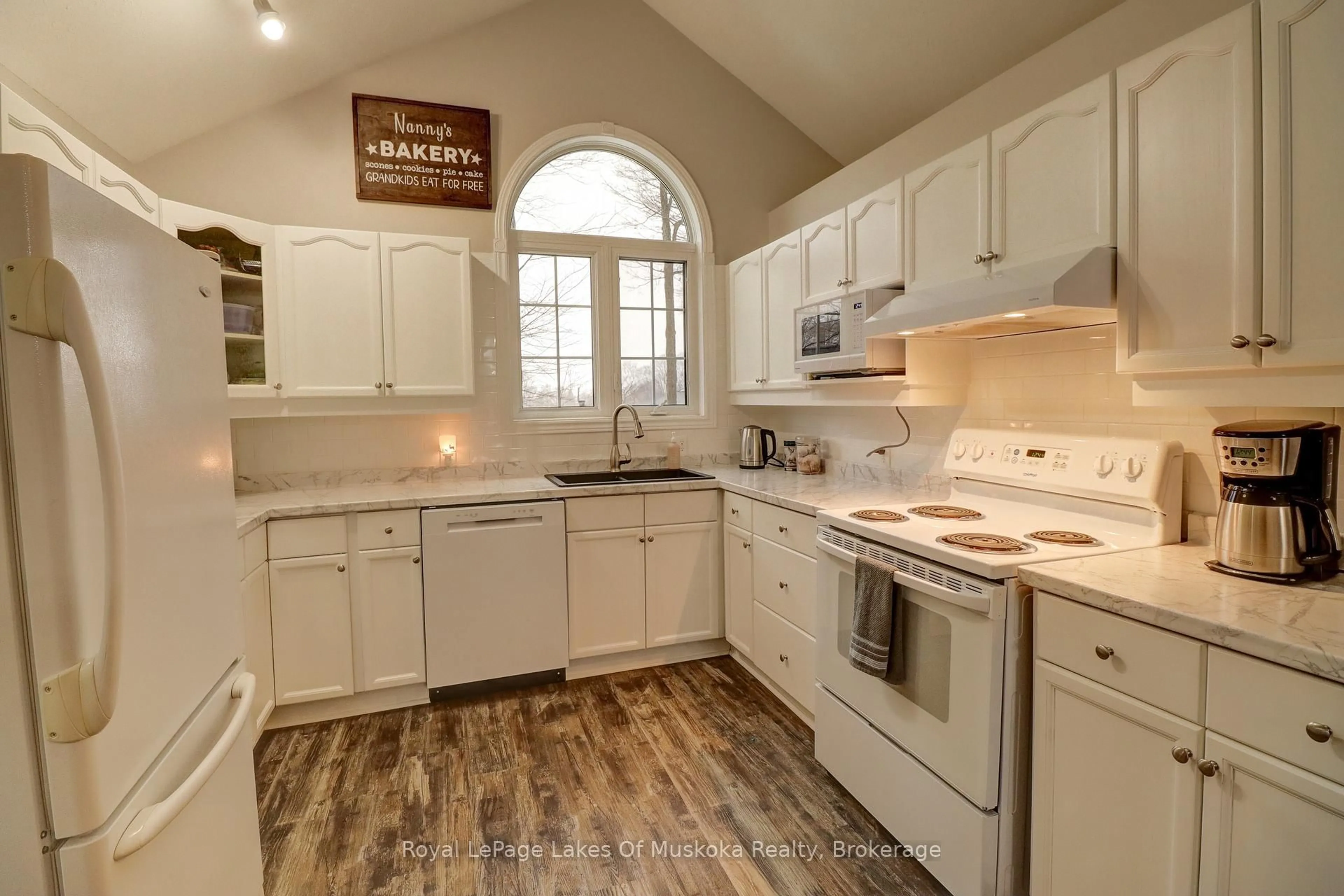 Open concept kitchen, ceramic/tile floor for 30 Shaw Cres, Huntsville Ontario P1H 1T7