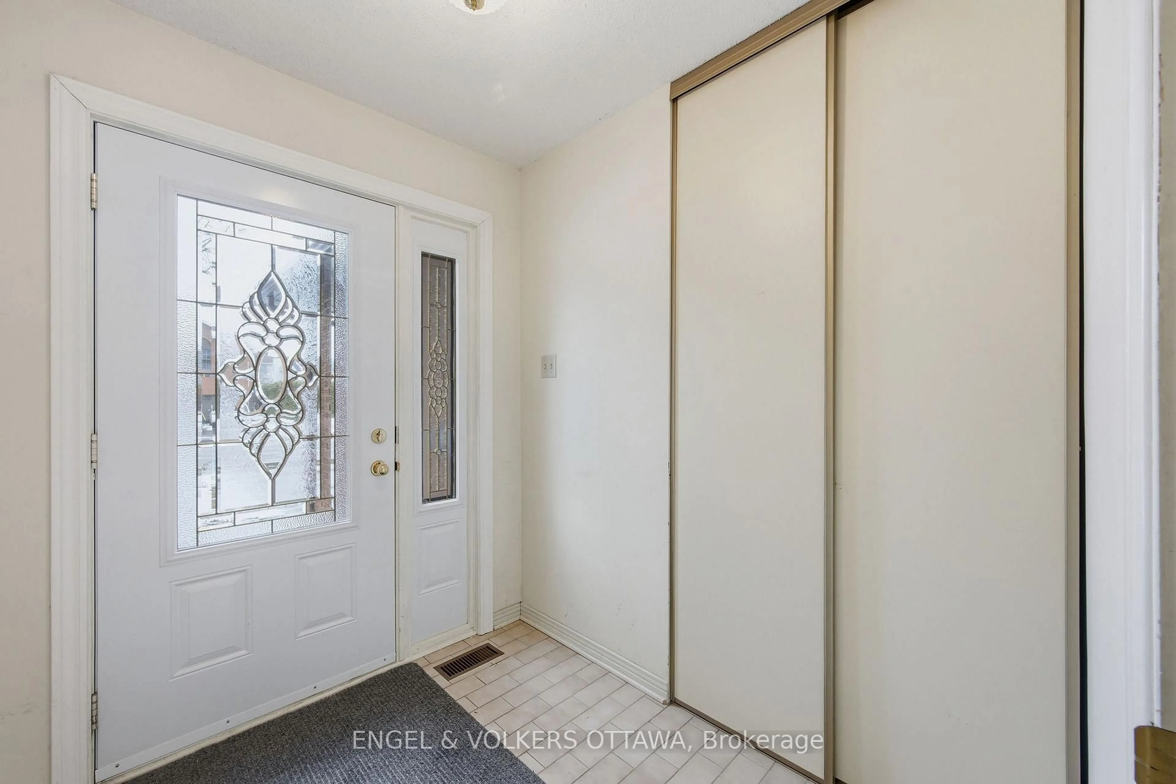 Indoor entryway for 591 Merkley Dr, Ottawa Ontario K4A 1S3