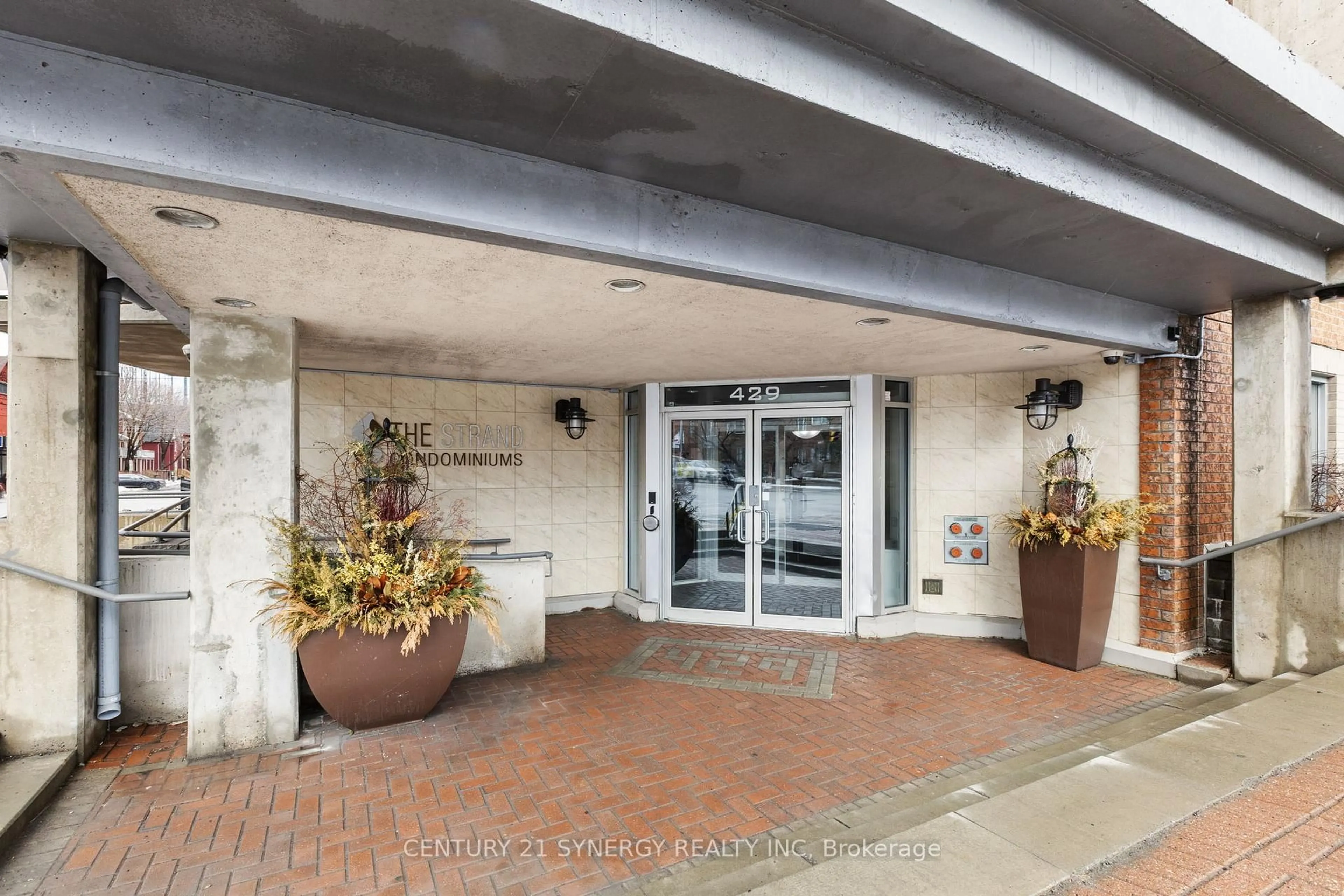Indoor foyer for 429 Somerset St #707, Ottawa Ontario K2P 2P5
