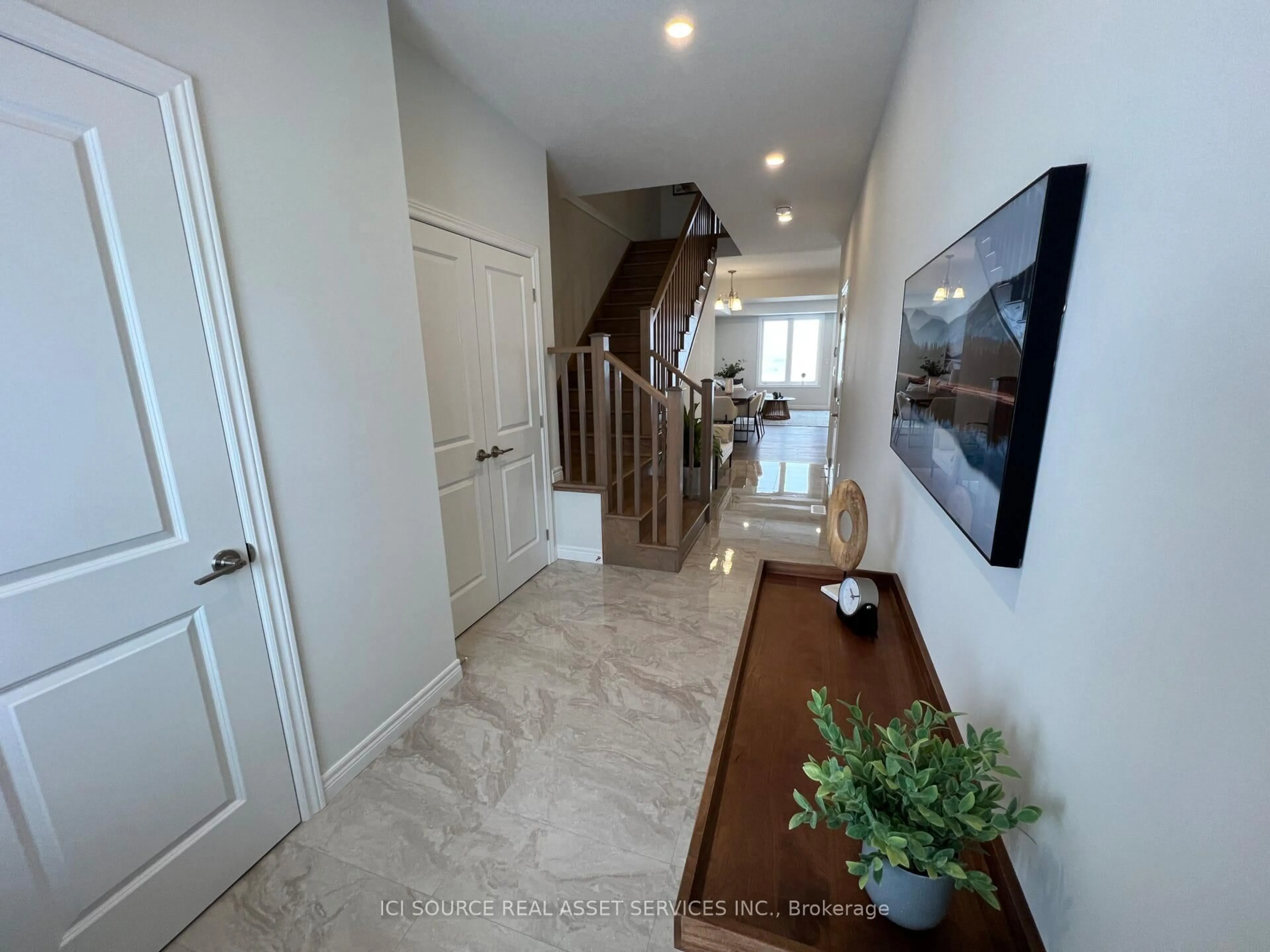 Indoor entryway for 264 Tanglewood Dr, Hamilton Ontario L0R 1C0