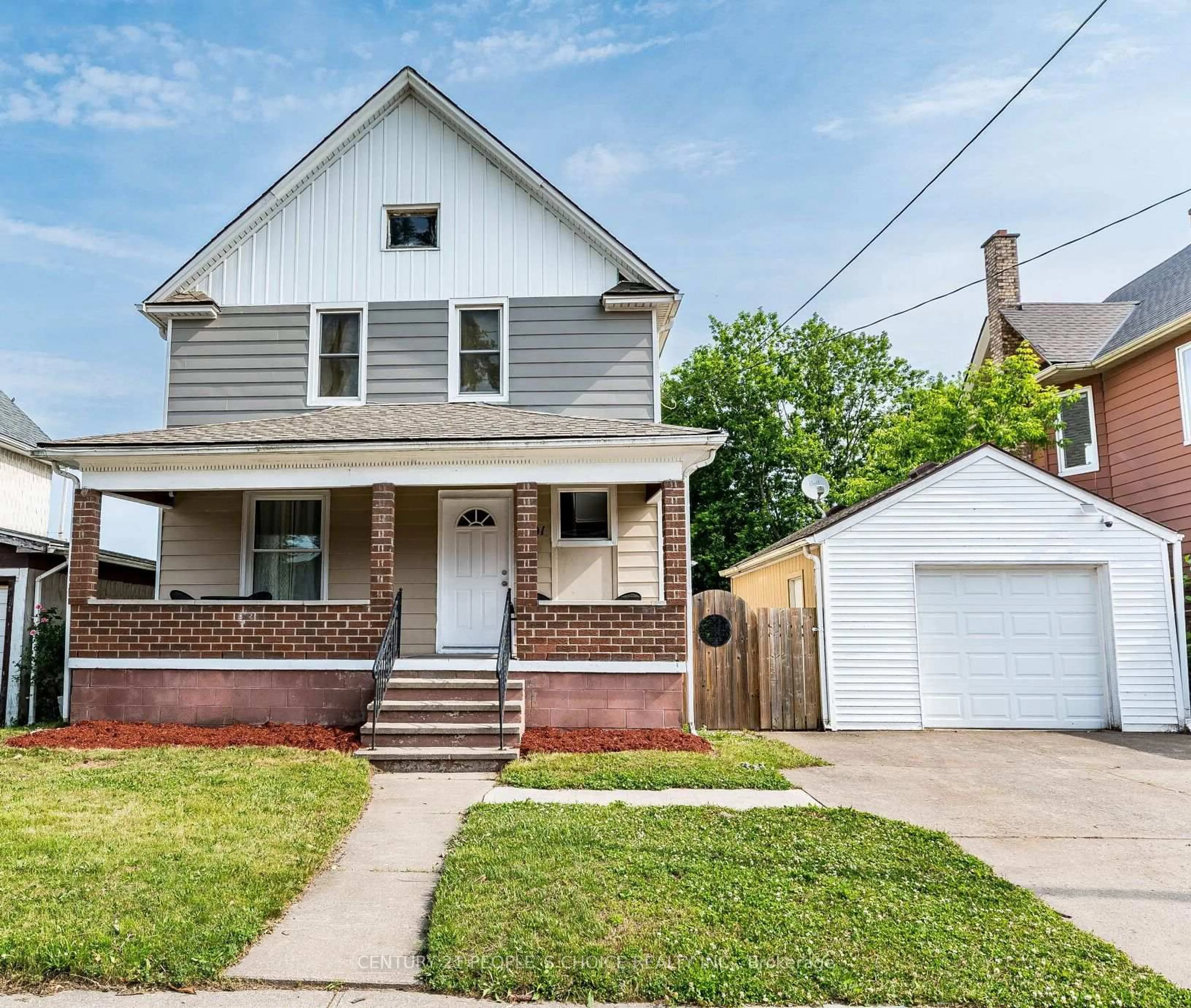 Home with vinyl exterior material, street for 5001 Kitchener St, Niagara Falls Ontario L2G 1A9