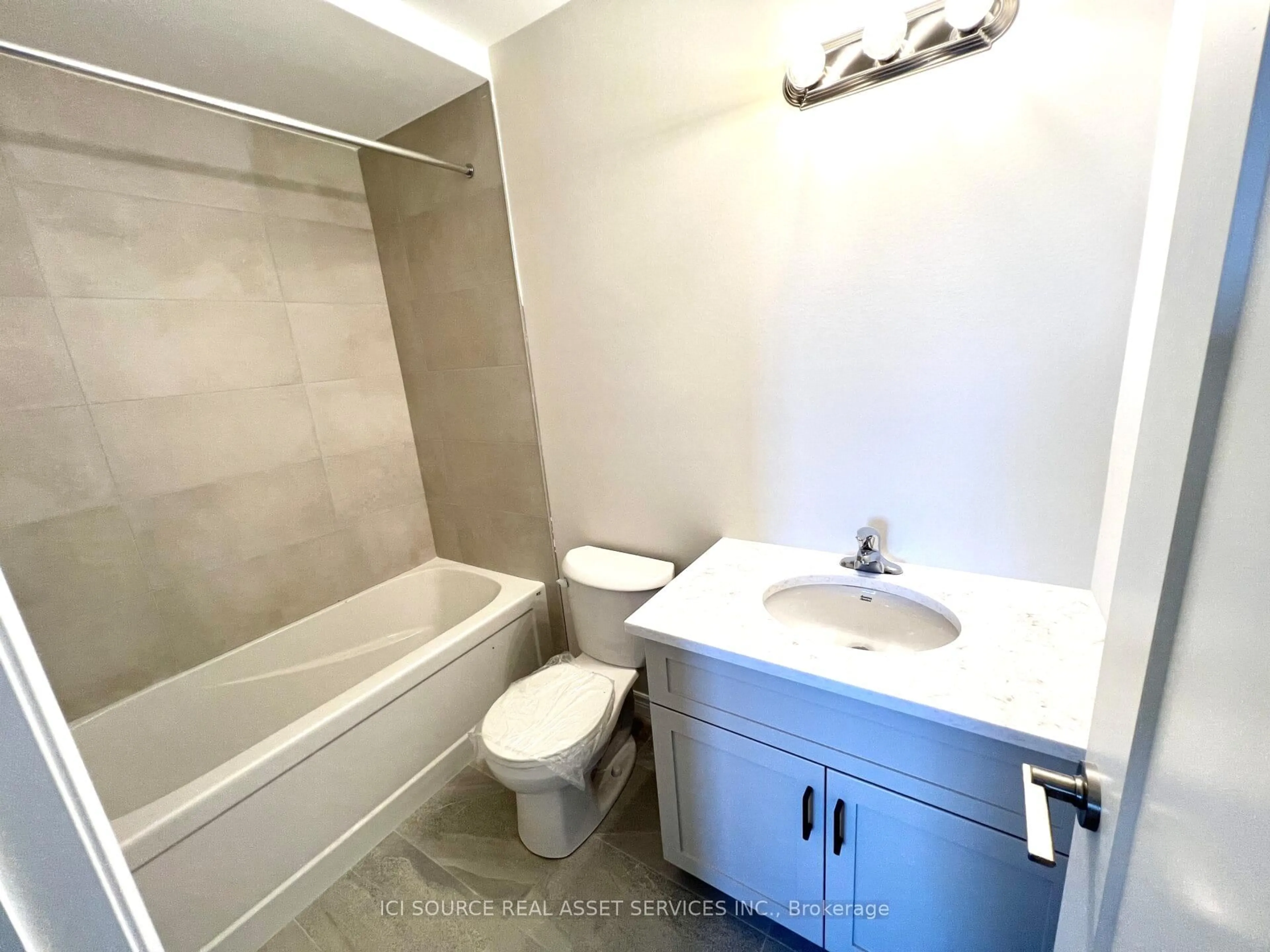 Standard bathroom, unknown for 295 Tanglewood Dr #31, Hamilton Ontario L0R 1C0