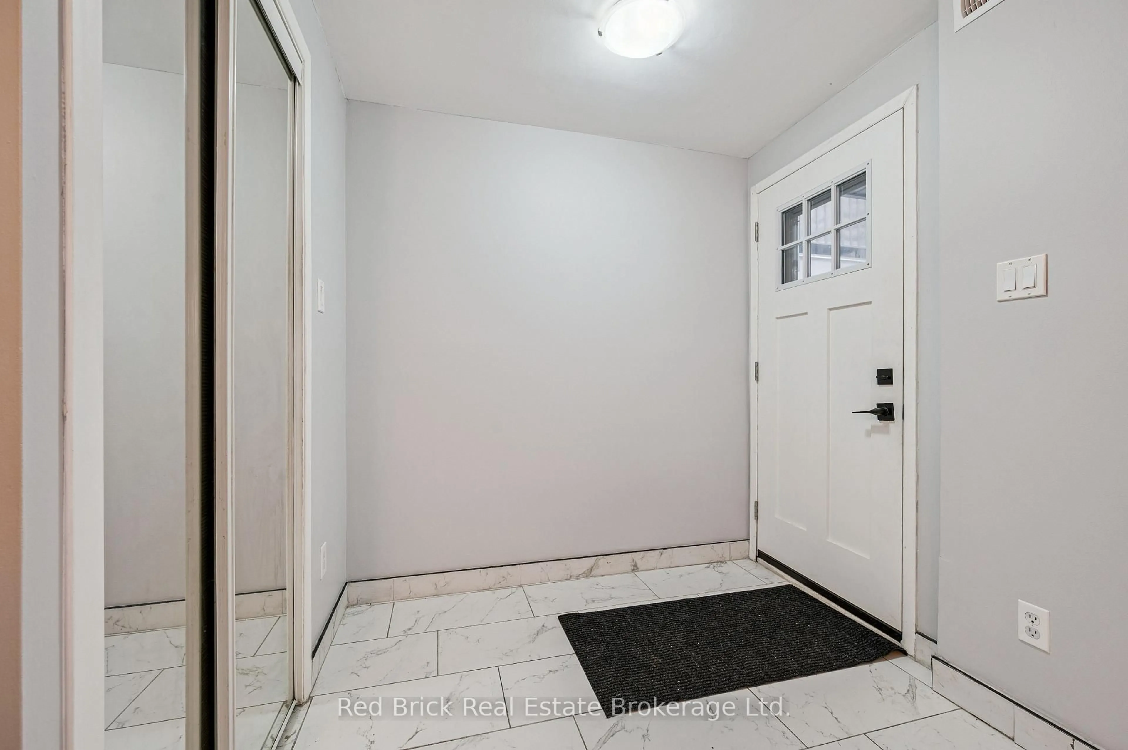 Indoor entryway for 65 Glamis Rd #22, Cambridge Ontario N1R 6W4