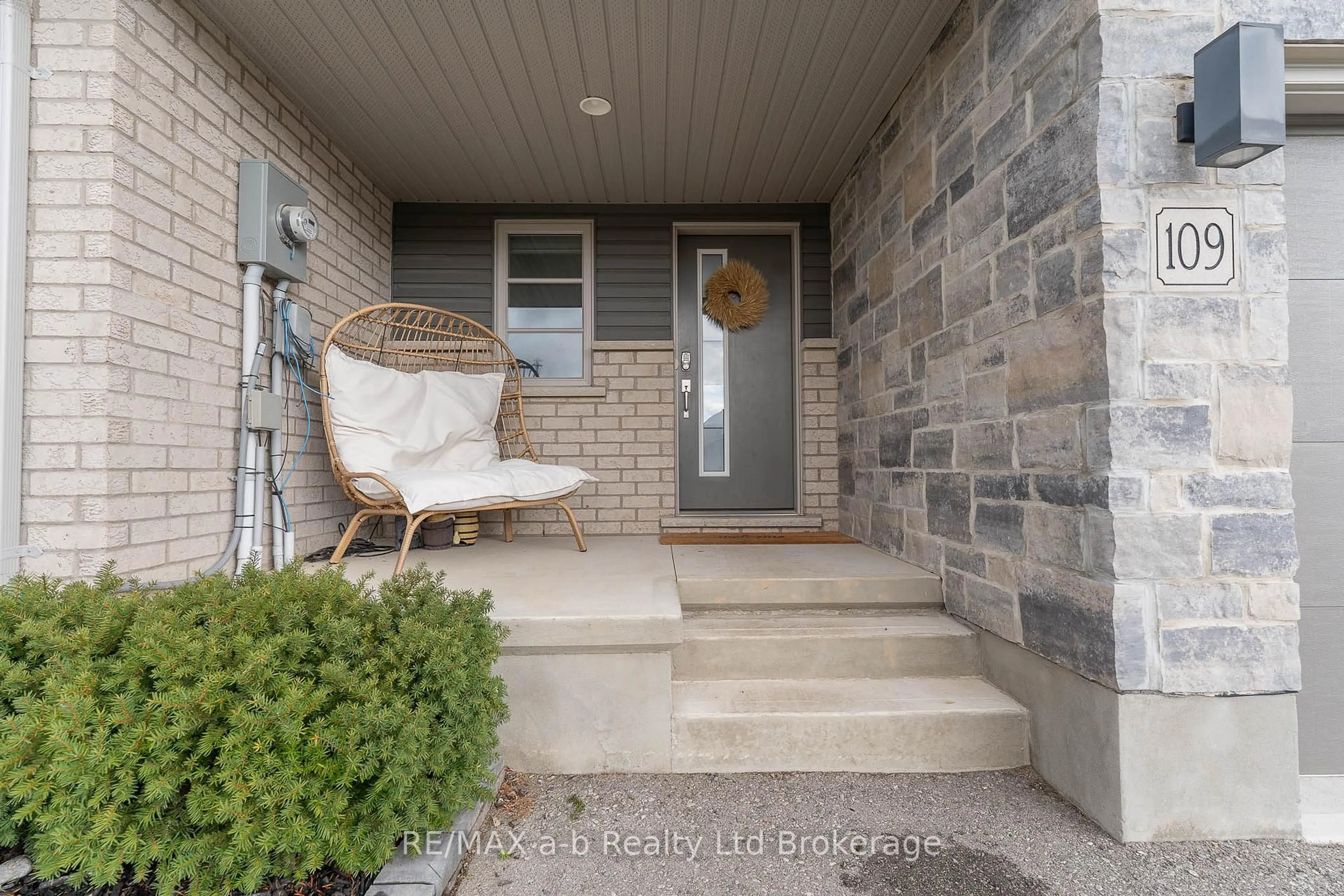 Indoor entryway for 109 Denrich Ave, Tillsonburg Ontario N4G 0H1