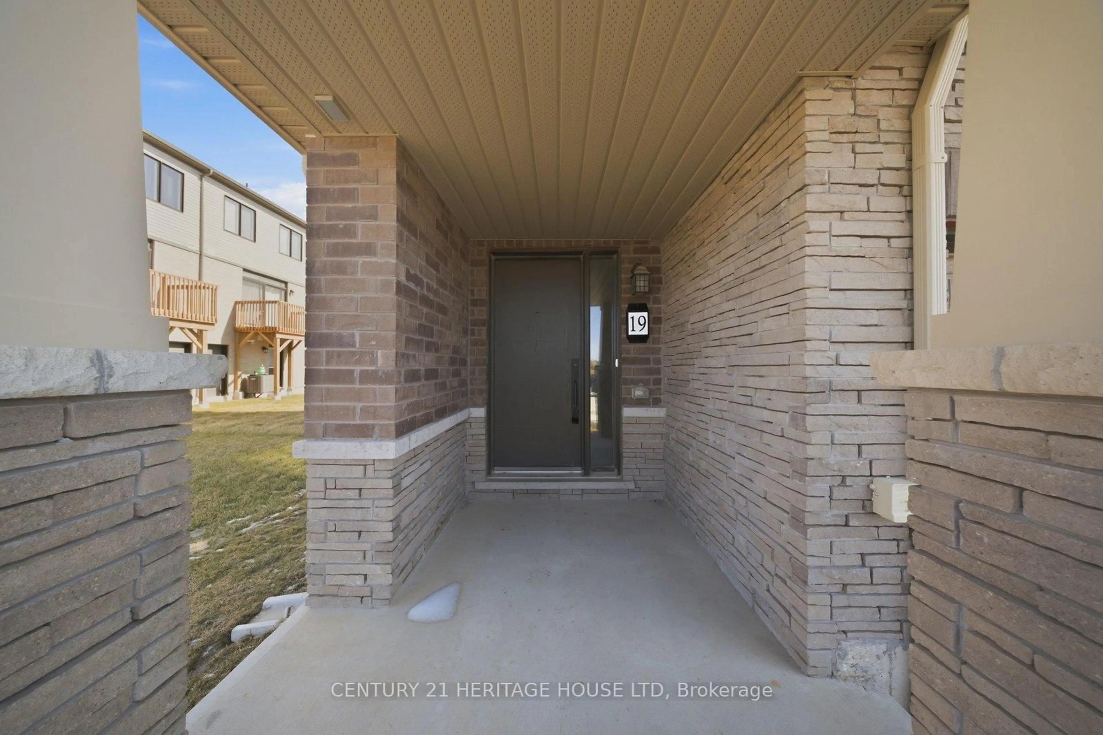 Indoor entryway for 19 Baskett St, Brantford Ontario N3T 0W4