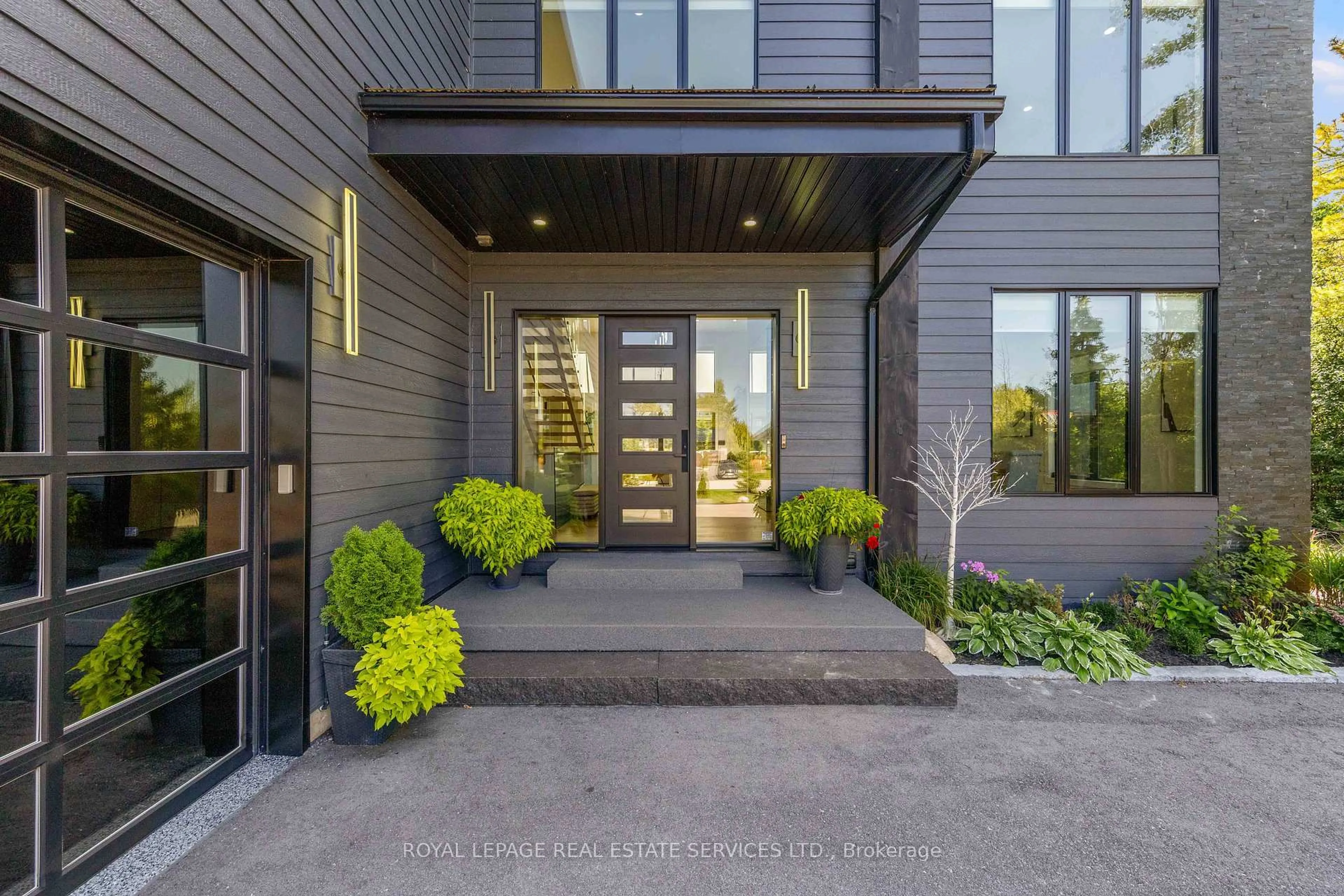 Indoor entryway for 118 Barton Blvd, Blue Mountains Ontario N0H 1J0