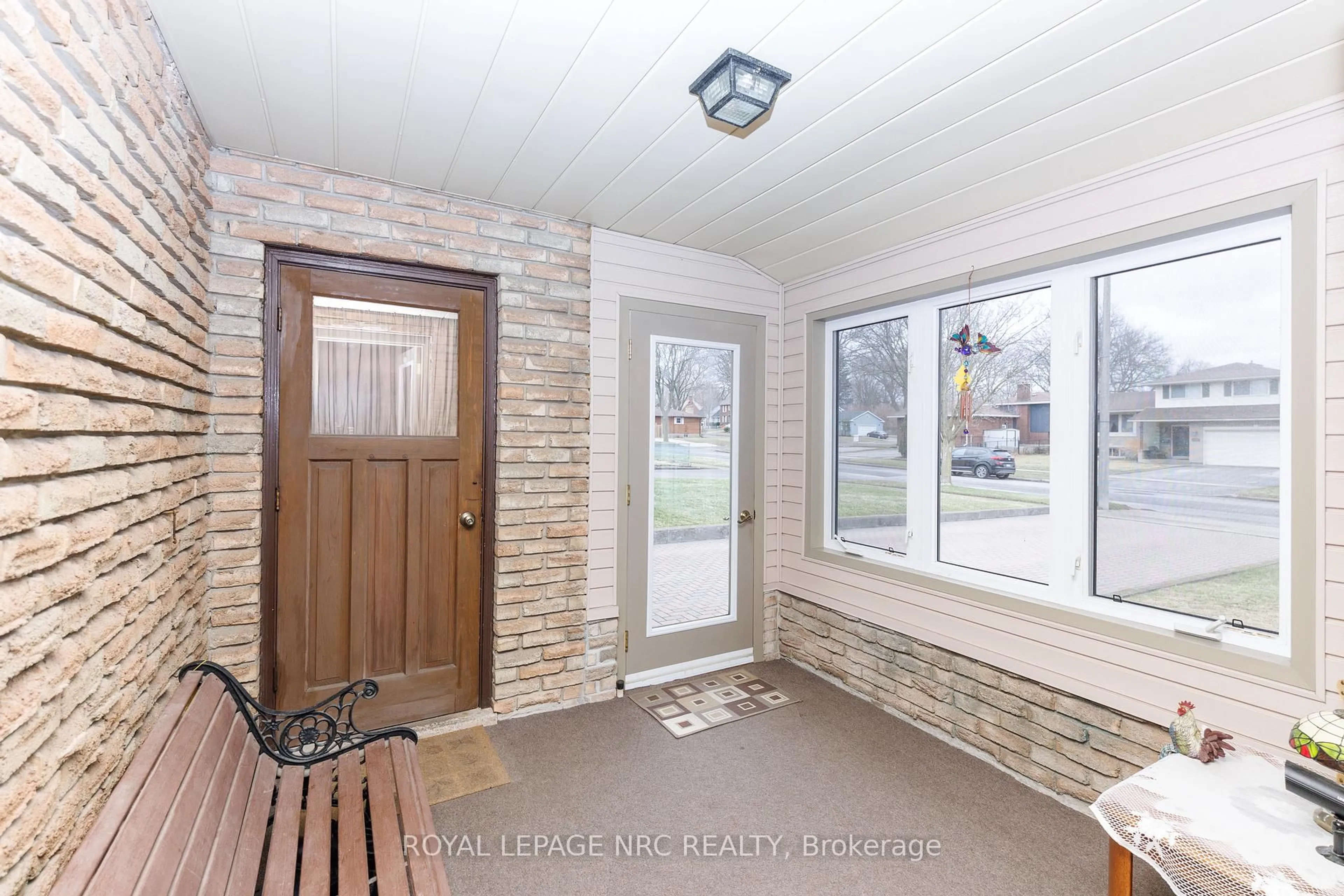 Indoor entryway for 6852 Corwin Cres, Niagara Falls Ontario L2G 2M7