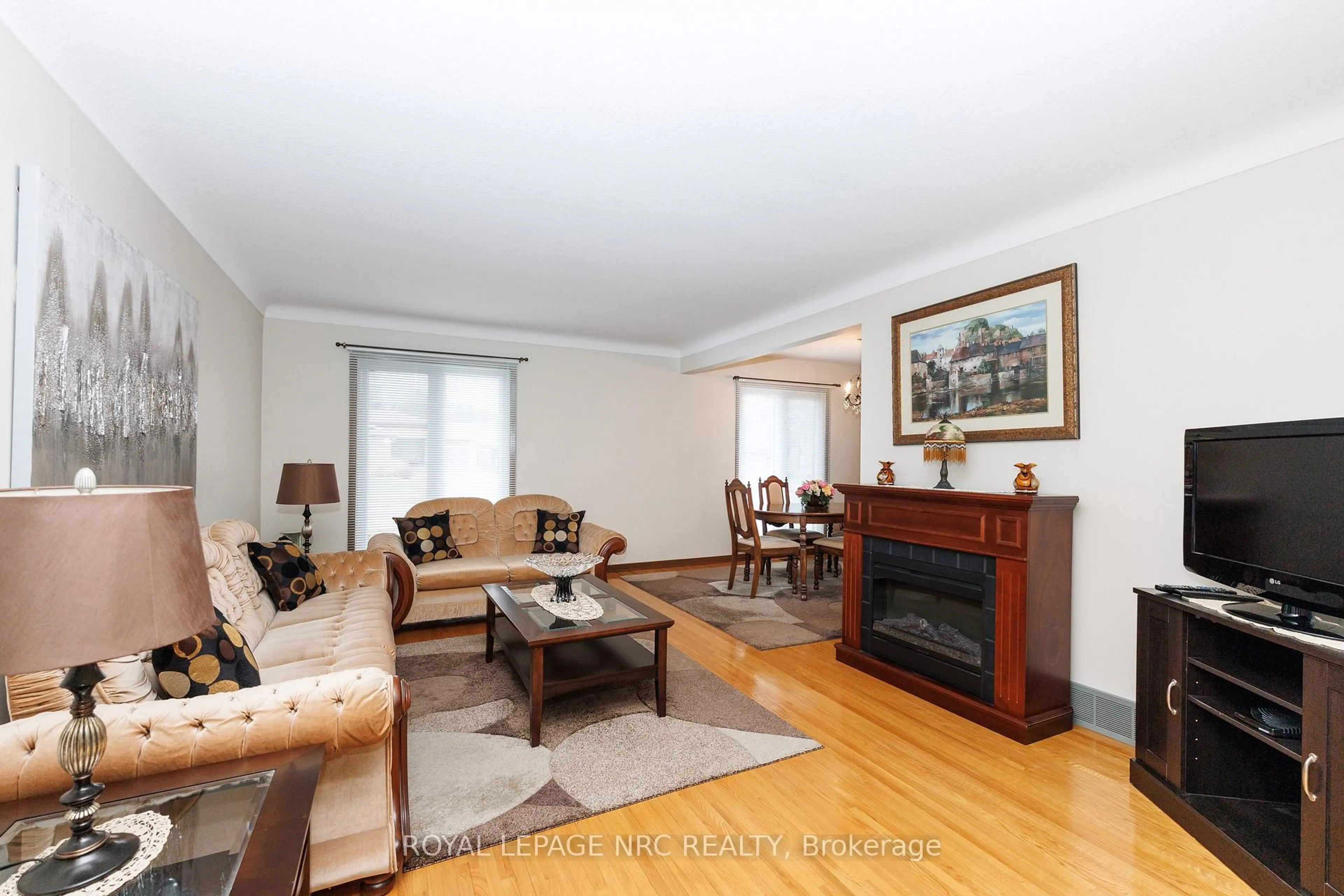Living room with furniture, wood/laminate floor for 6852 Corwin Cres, Niagara Falls Ontario L2G 2M7