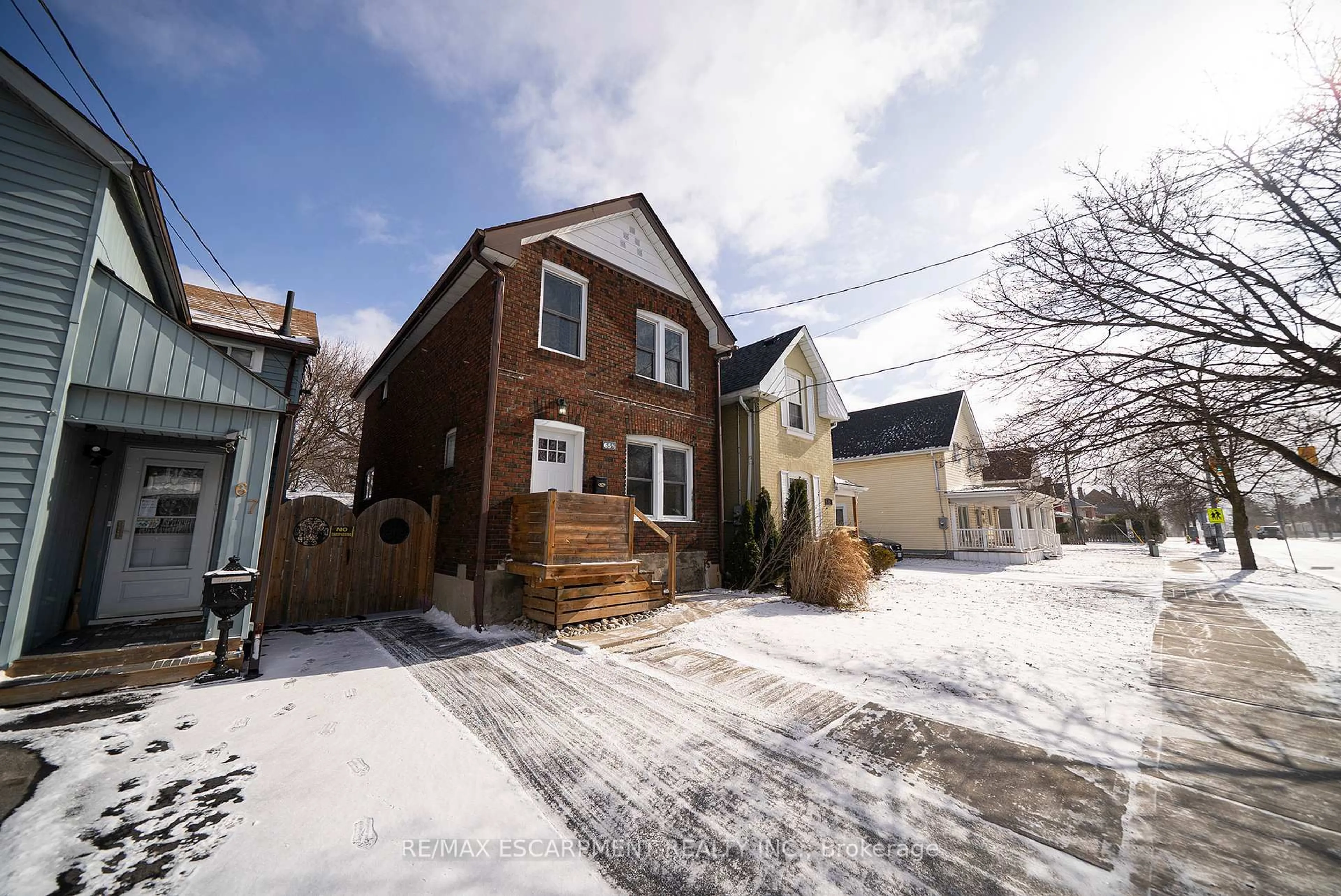 A pic from outside/outdoor area/front of a property/back of a property/a pic from drone, street for 65 1/2 Dundas St, Brantford Ontario N3R 1S2