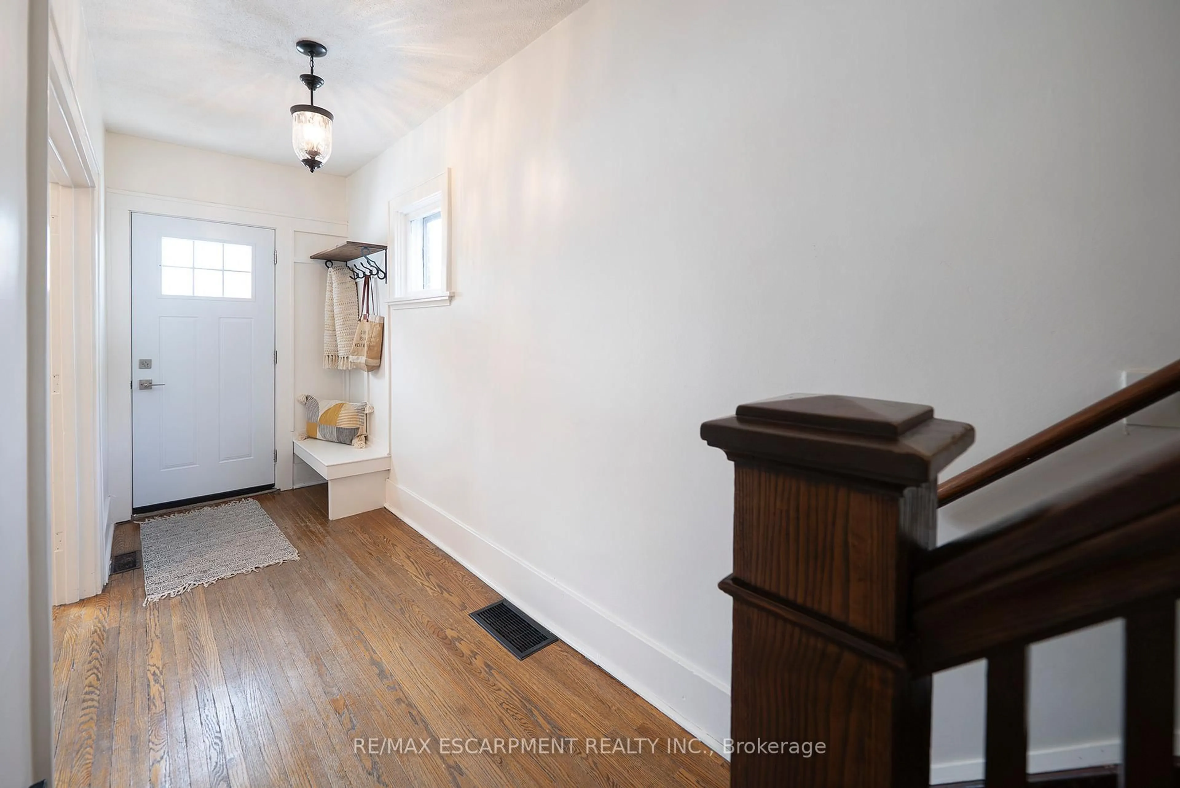 Indoor entryway for 65 1/2 Dundas St, Brantford Ontario N3R 1S2