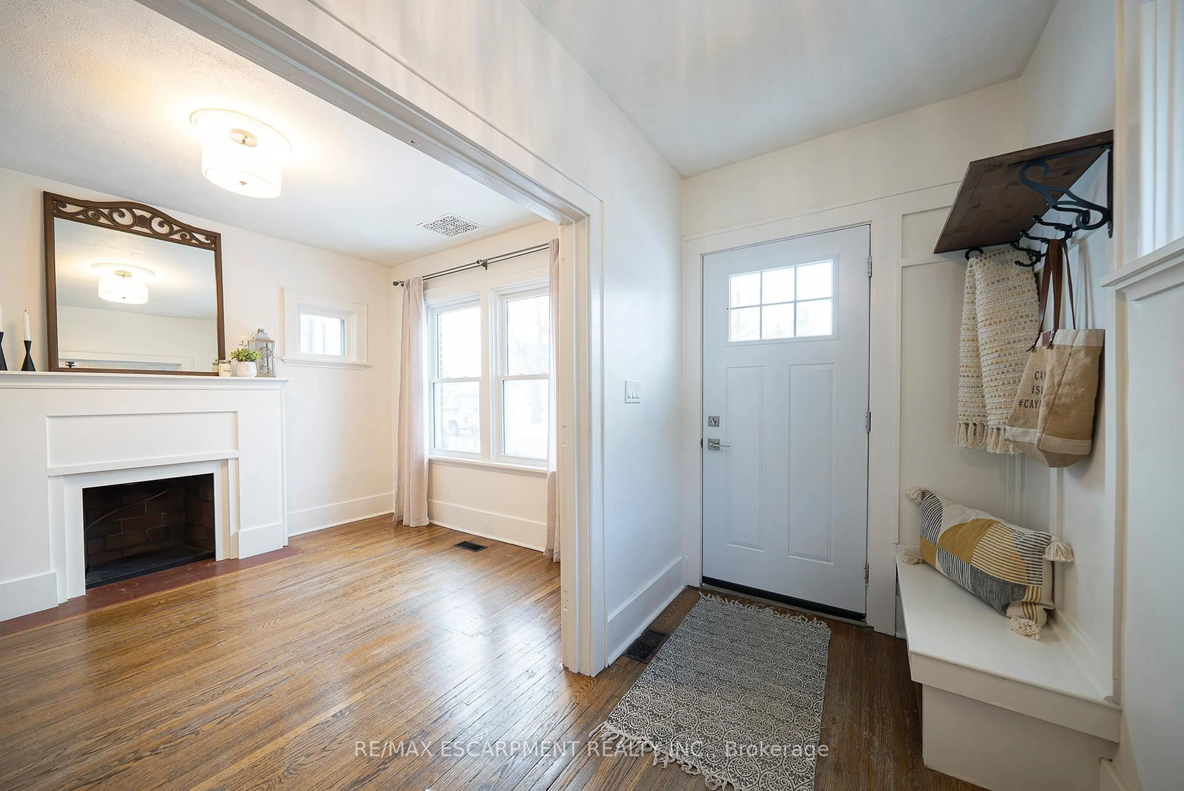 Indoor entryway for 65 1/2 Dundas St, Brantford Ontario N3R 1S2