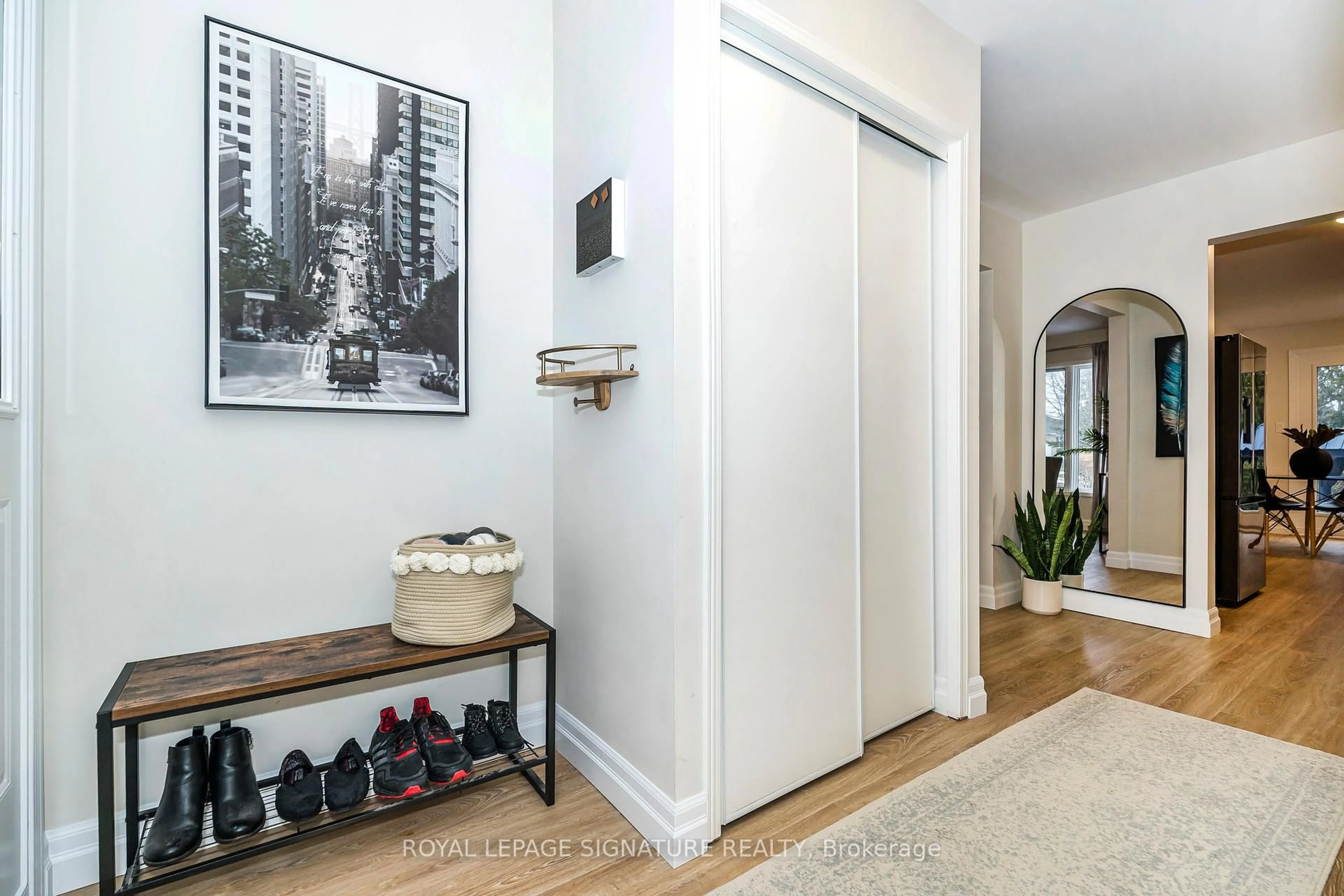 Indoor entryway for 1466 Glenforest Cres, Peterborough Ontario K9K 2J2