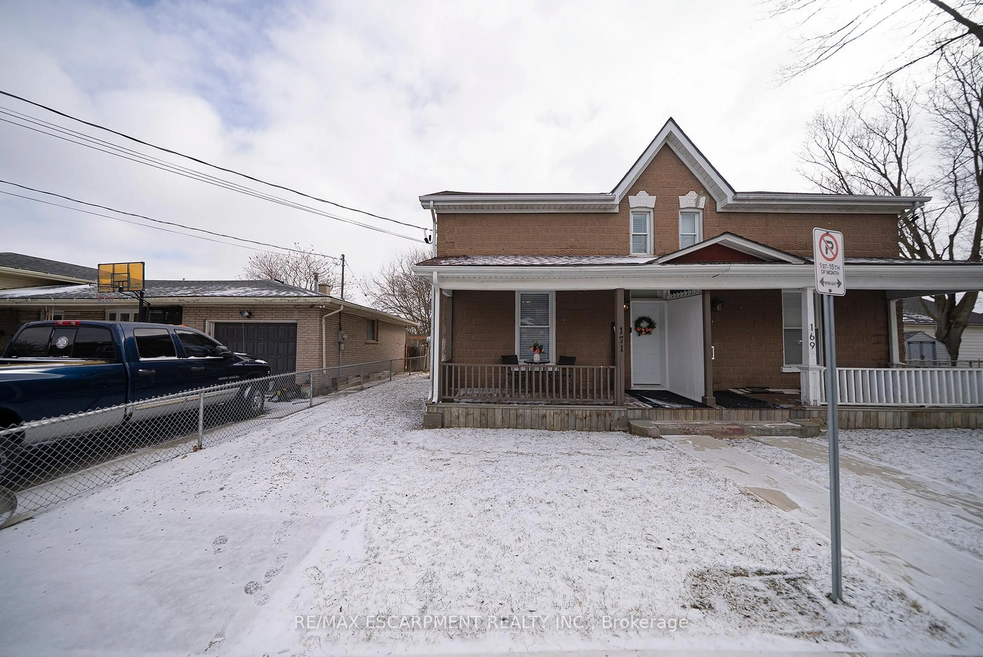 A pic from outside/outdoor area/front of a property/back of a property/a pic from drone, street for 171 Drummond St, Brantford Ontario N3S 6A6