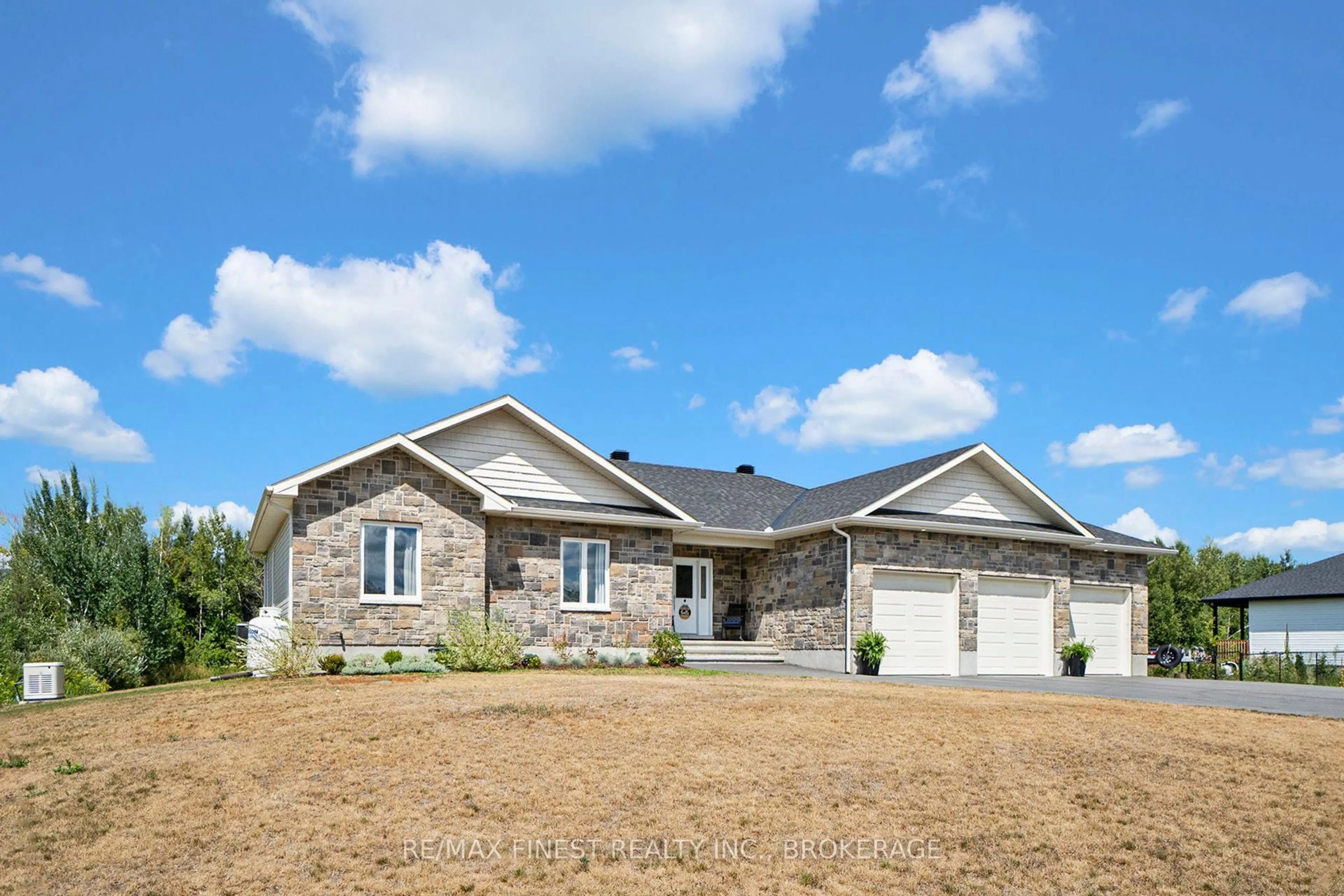 Home with vinyl exterior material, building for 10541 Wylie Way, North Dundas Ontario K0E 1S0