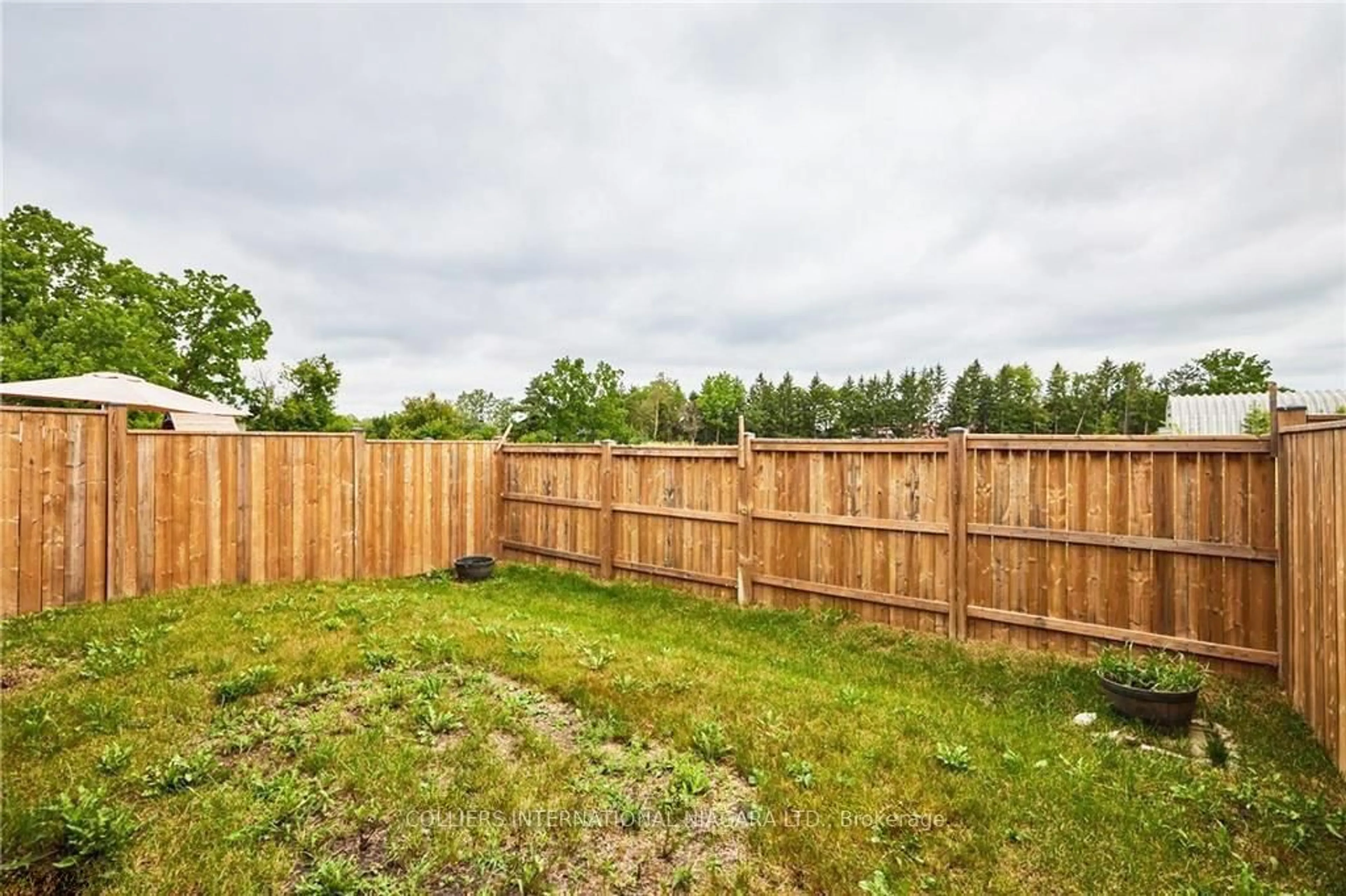 Patio, forest/trees view for 34 Bruce St, Welland Ontario L3B 3R1
