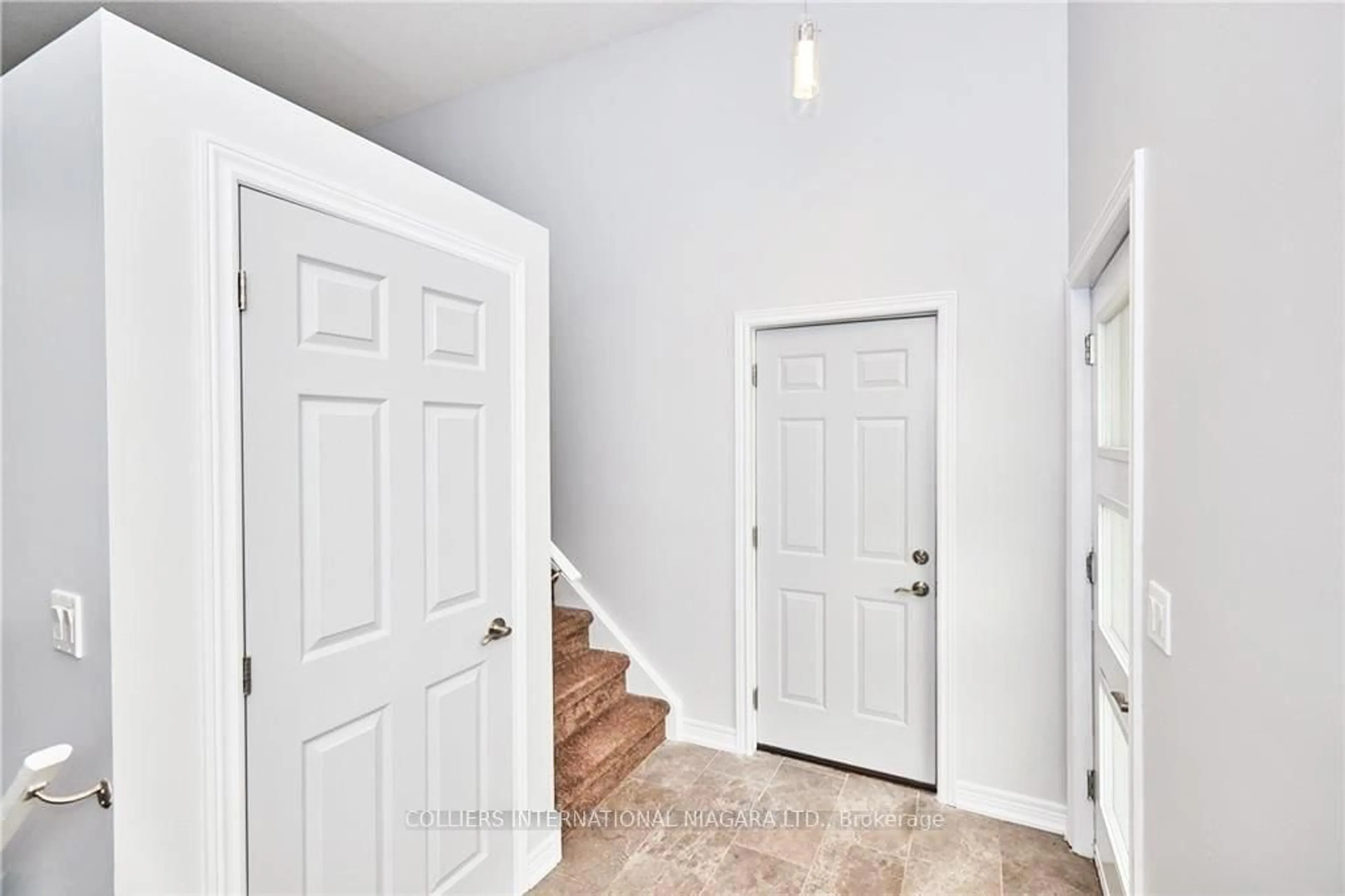 Indoor entryway for 34 Bruce St, Welland Ontario L3B 3R1