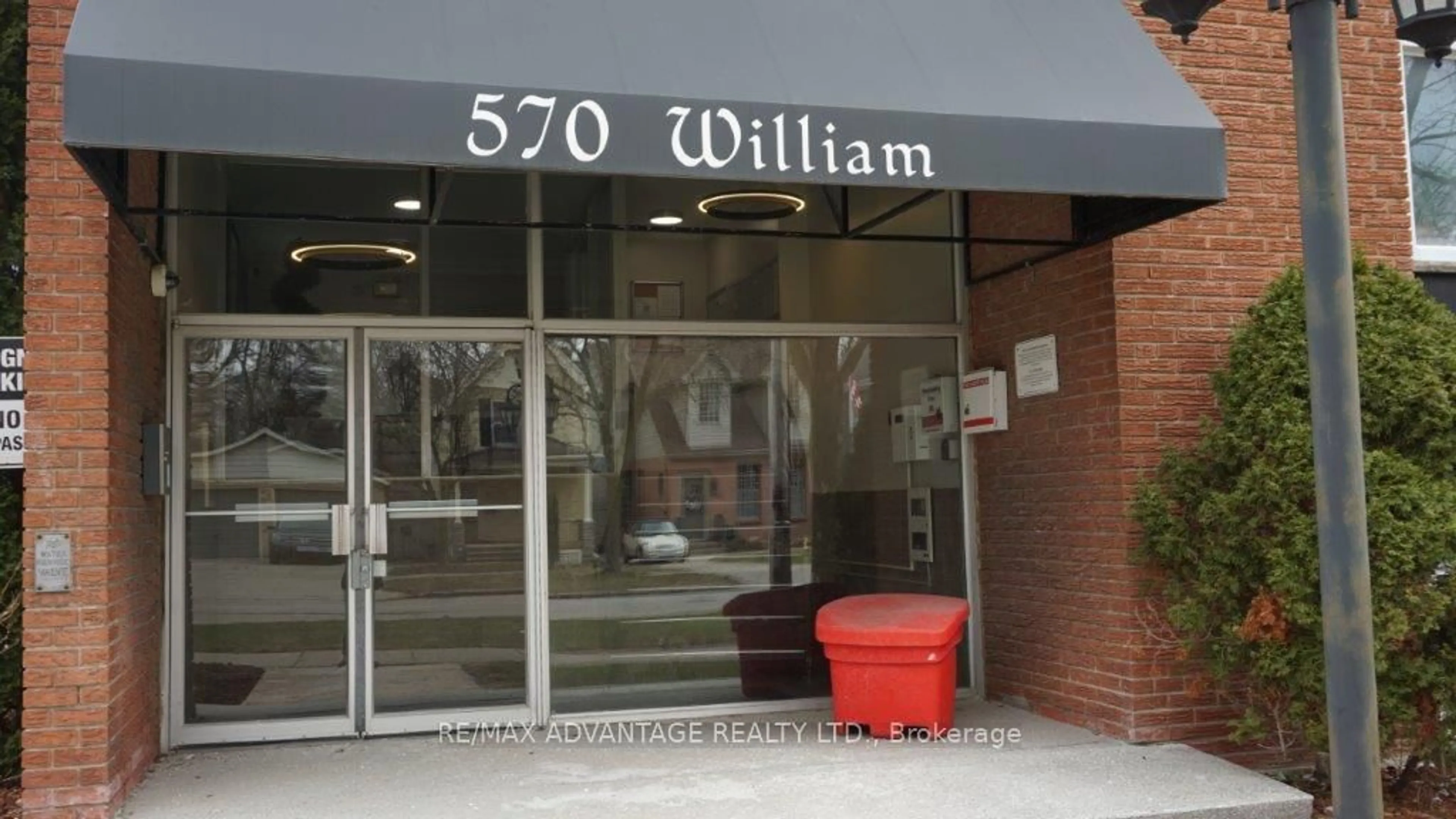 Indoor foyer for 570 William St #605, London East Ontario N6B 3E9