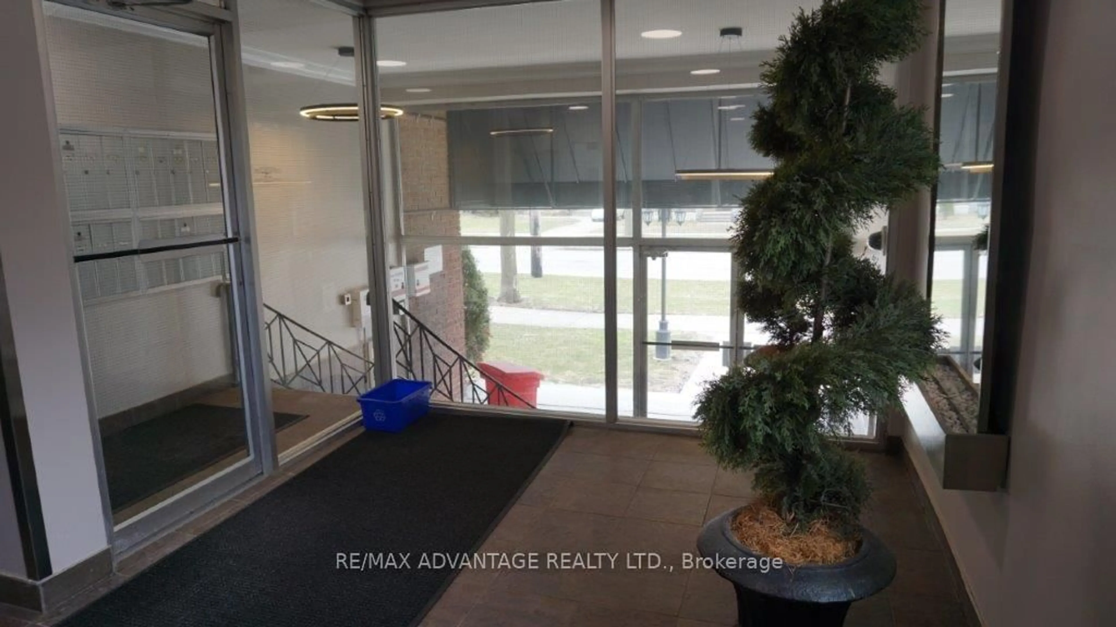Indoor foyer for 570 William St #605, London East Ontario N6B 3E9