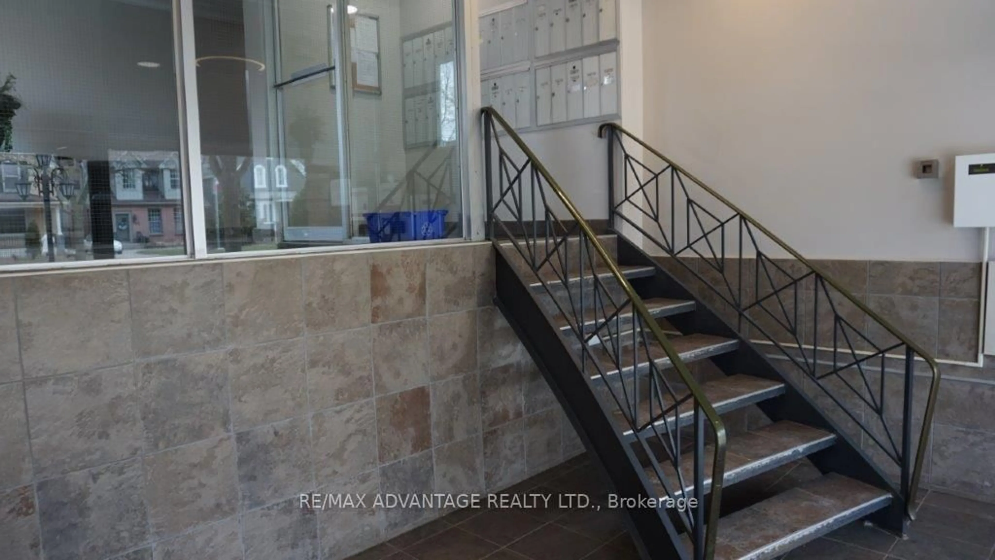 Indoor foyer for 570 William St #605, London East Ontario N6B 3E9