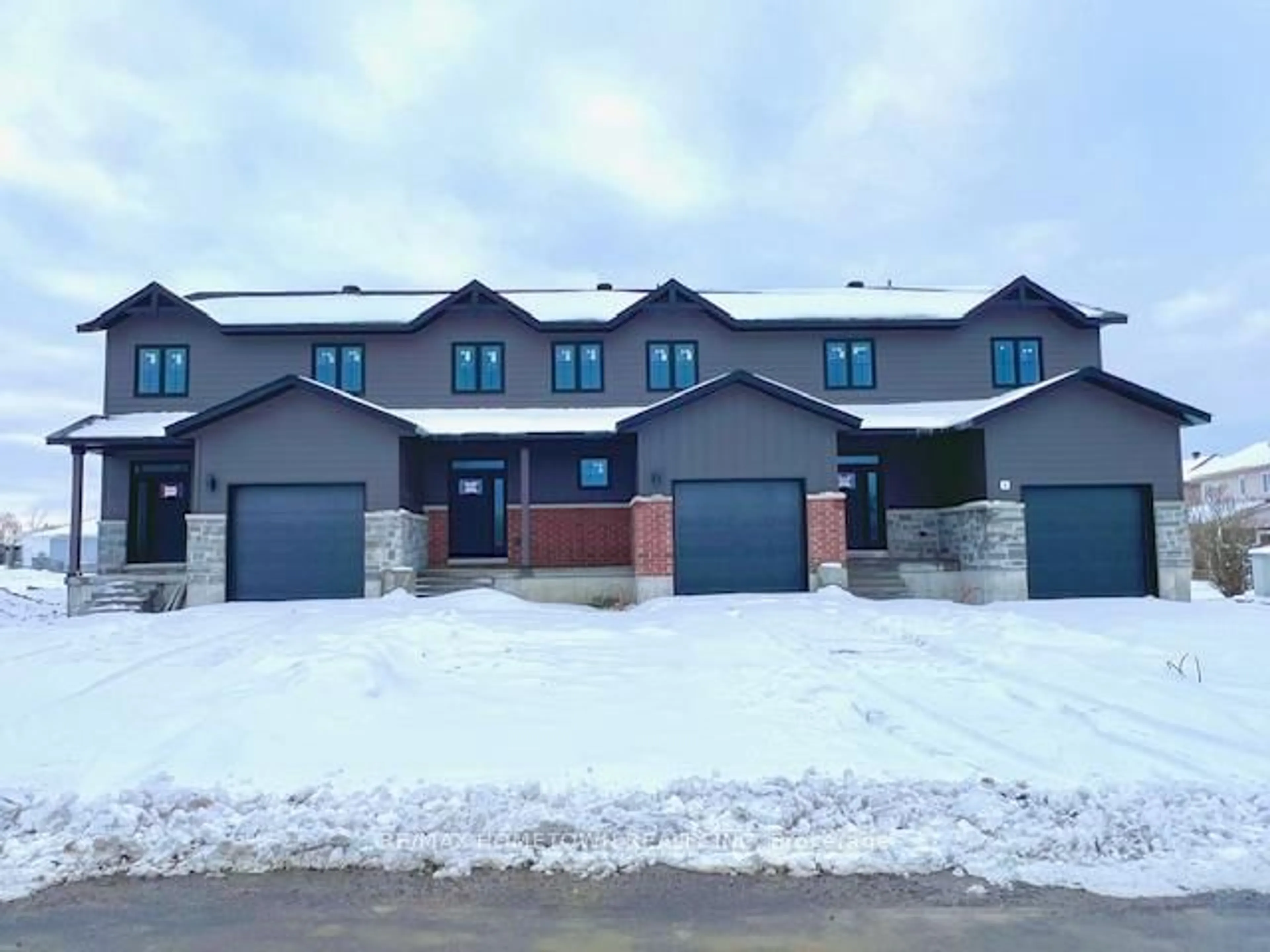 A pic from outside/outdoor area/front of a property/back of a property/a pic from drone, street for 1005 Dobbie St, Brockville Ontario K6V 7N1