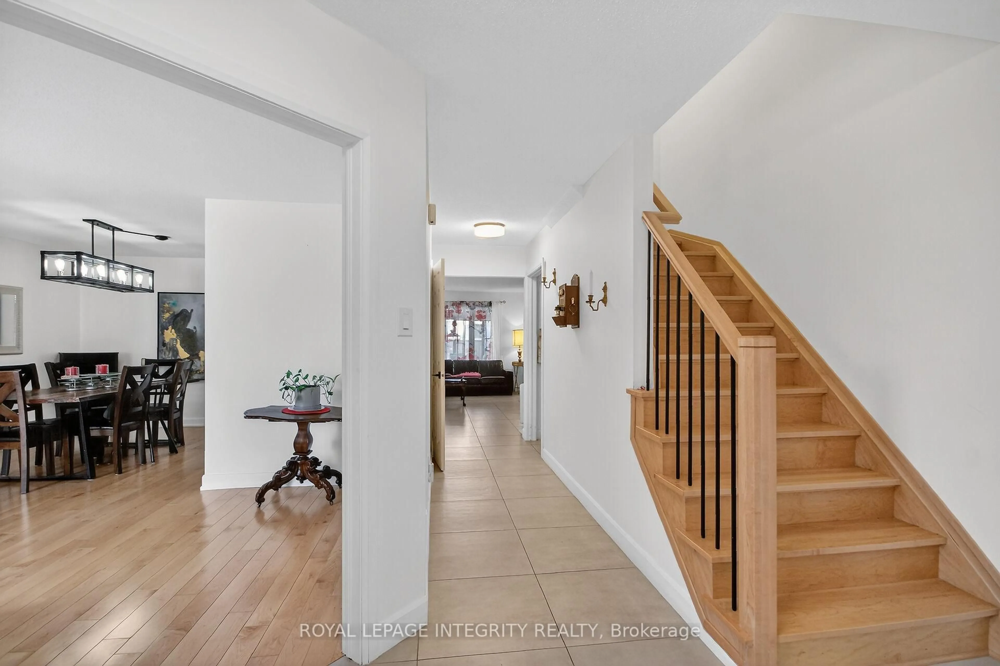 Indoor entryway for 2092 Legrand Cres, Ottawa Ontario K1E 3T6
