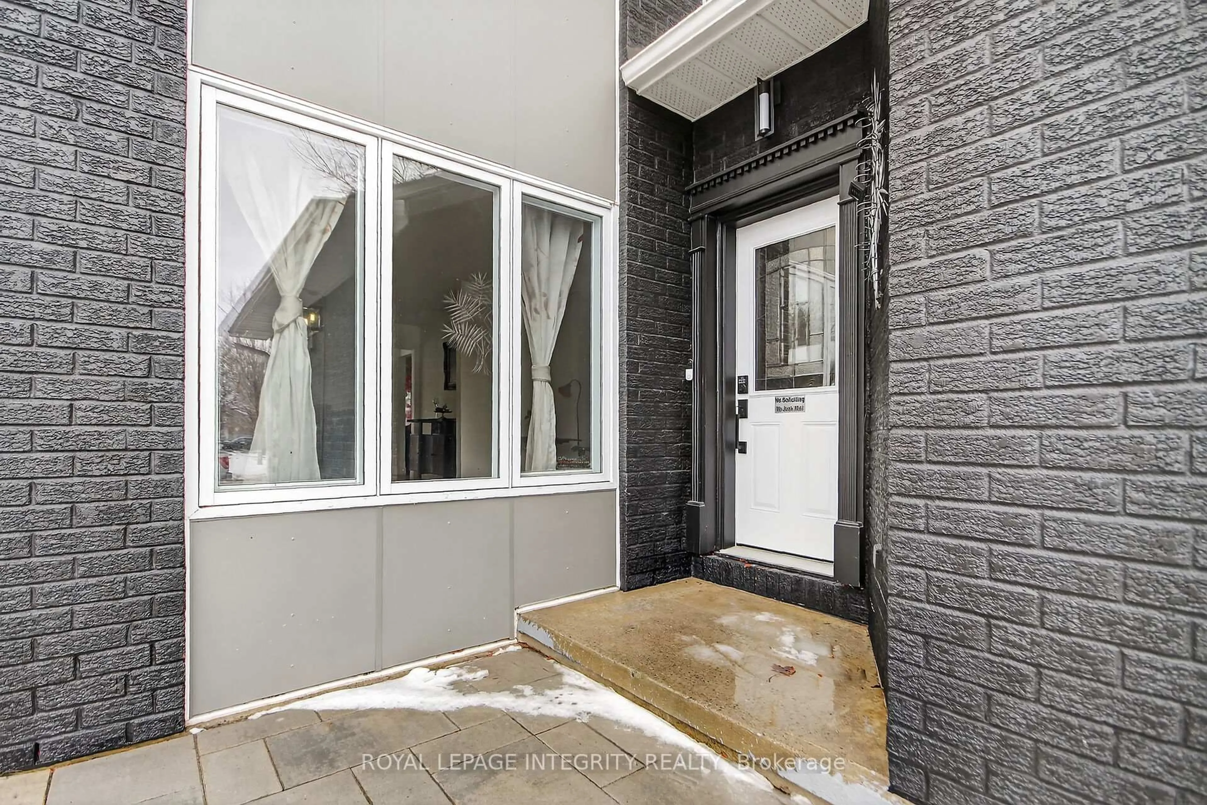 Indoor entryway for 2092 Legrand Cres, Ottawa Ontario K1E 3T6