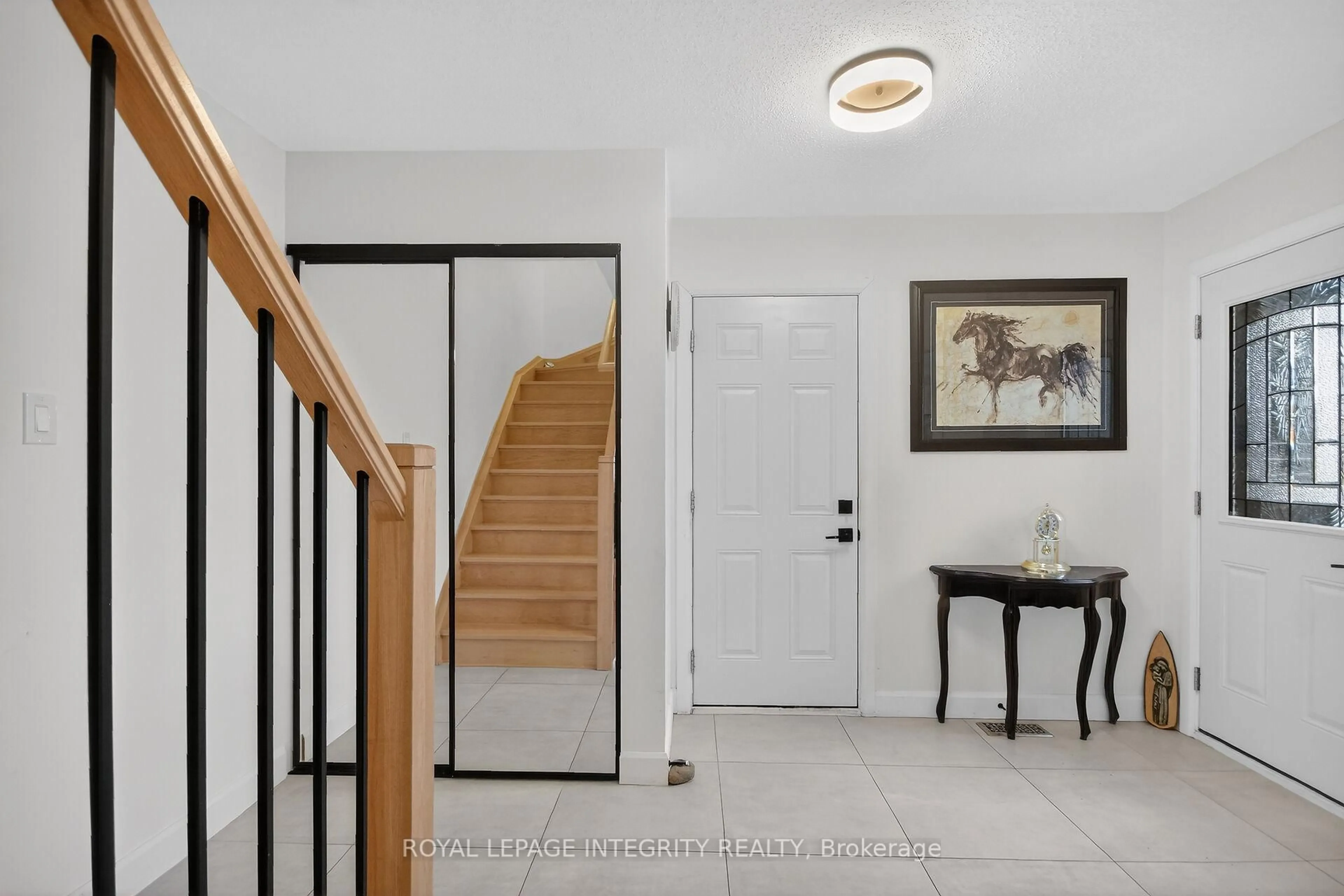 Indoor entryway for 2092 Legrand Cres, Ottawa Ontario K1E 3T6