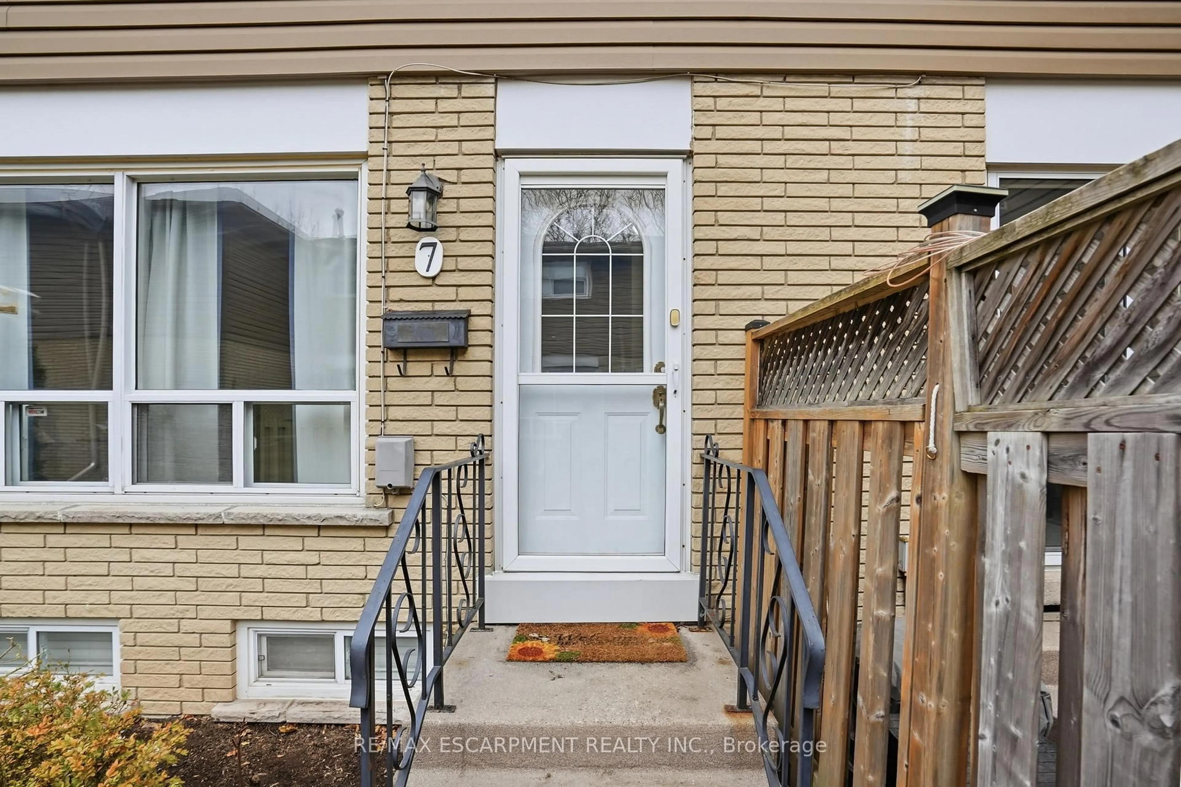 Indoor entryway for 914 Mohawk Rd #7, Hamilton Ontario L8T 2R8