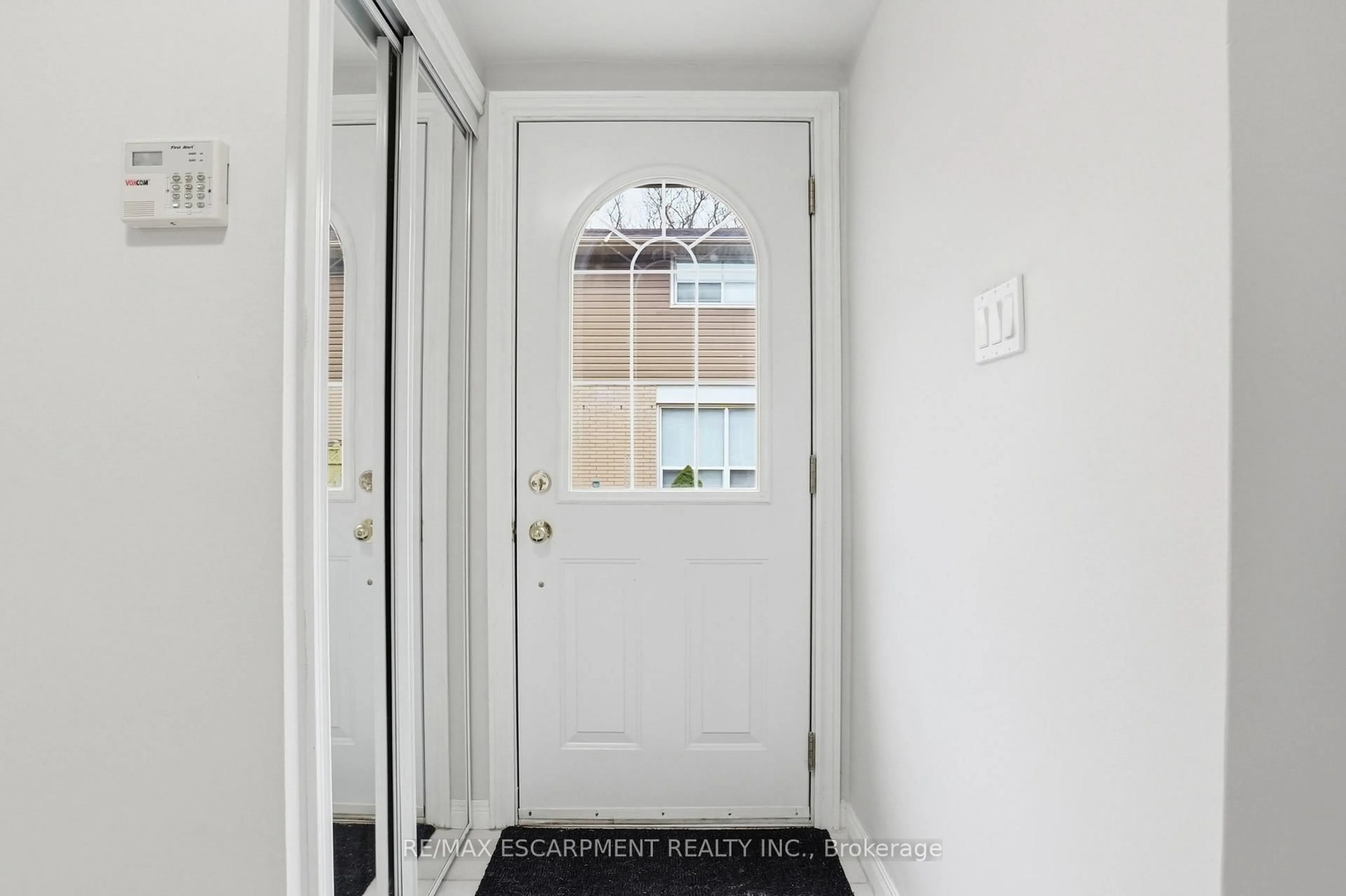 Indoor entryway for 914 Mohawk Rd #7, Hamilton Ontario L8T 2R8