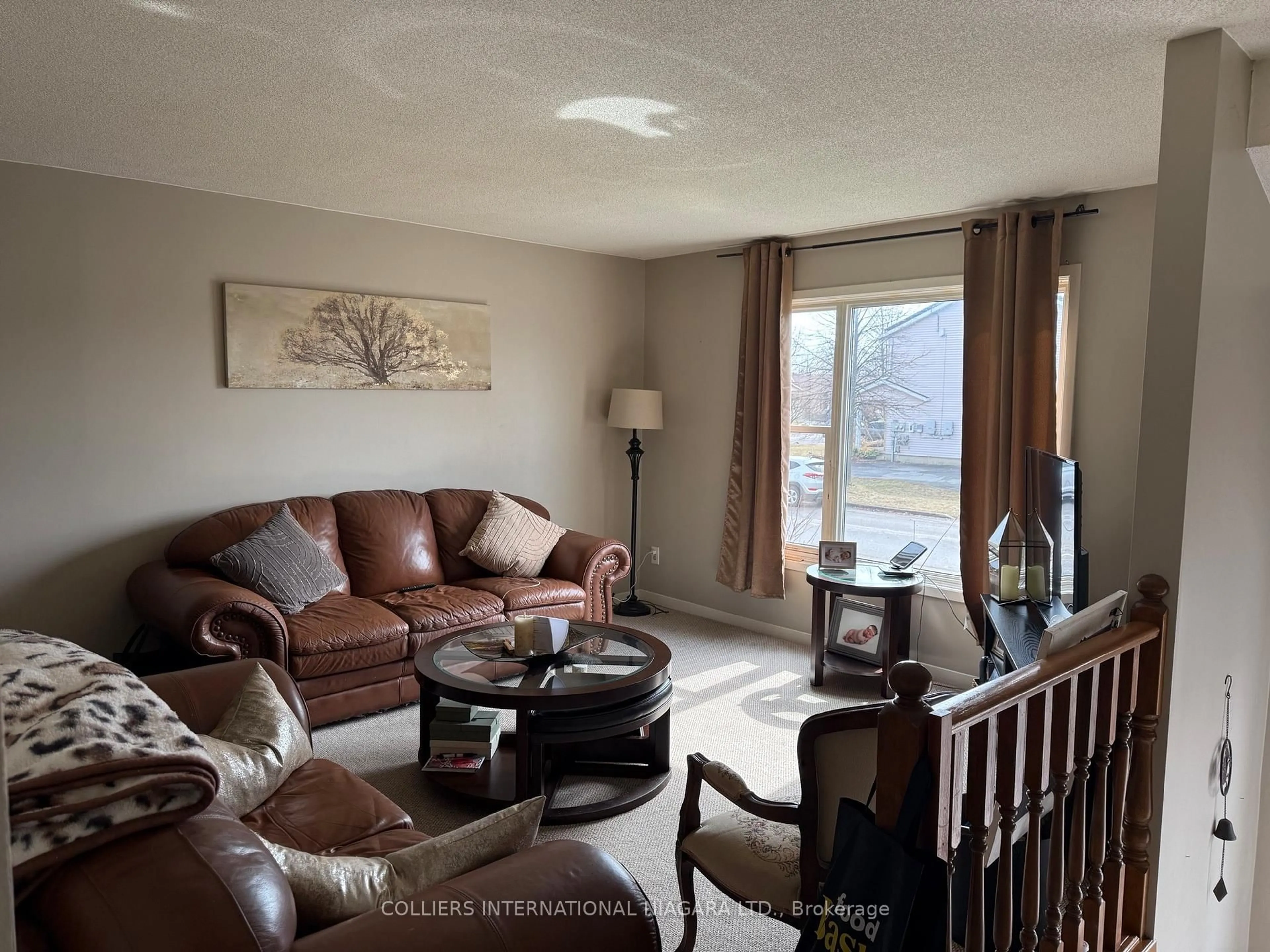 Living room with furniture, wood/laminate floor for 7669 Trackview St, Niagara Falls Ontario L2H 2Z6