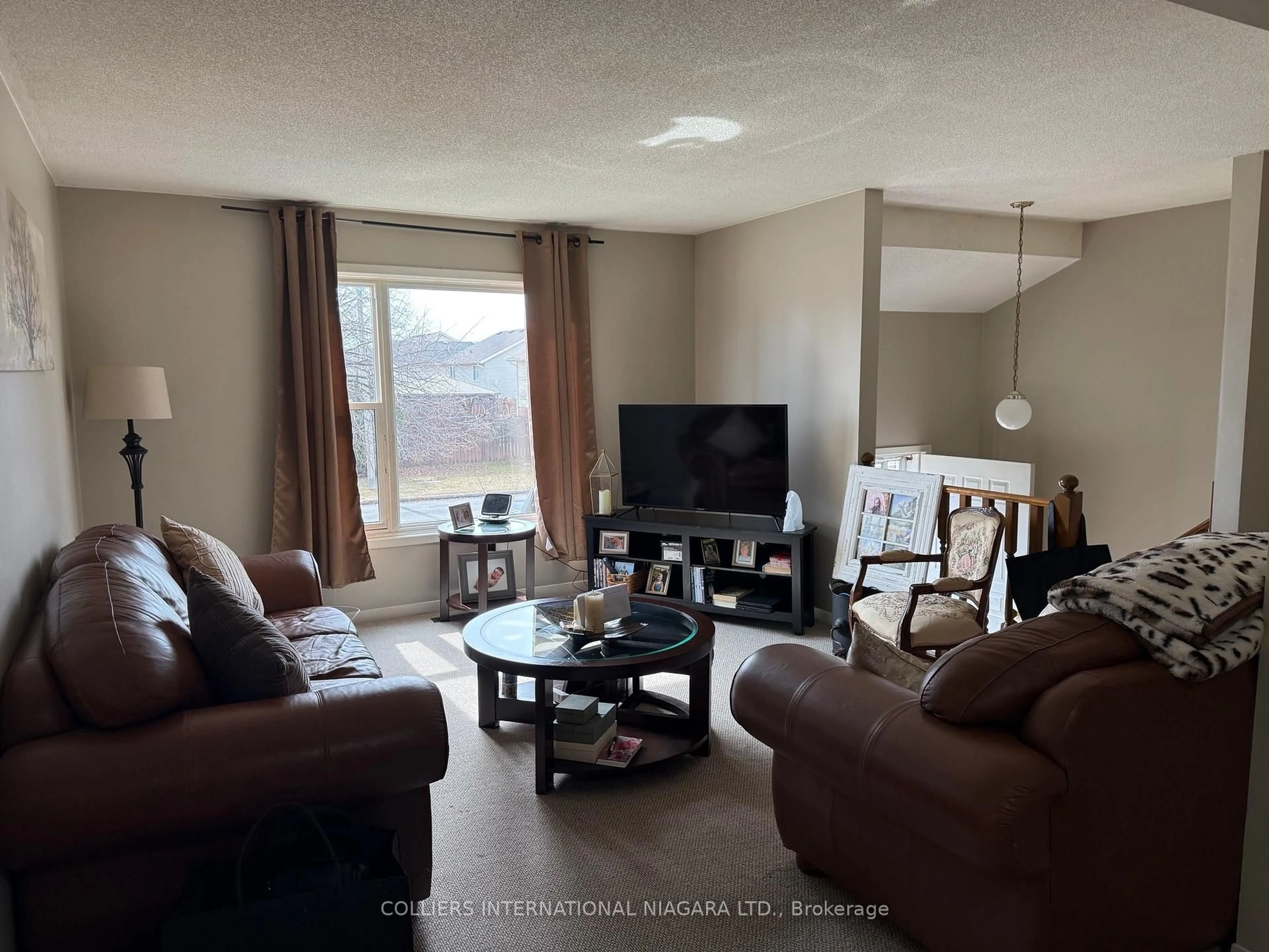 Living room with furniture, unknown for 7669 Trackview St, Niagara Falls Ontario L2H 2Z6