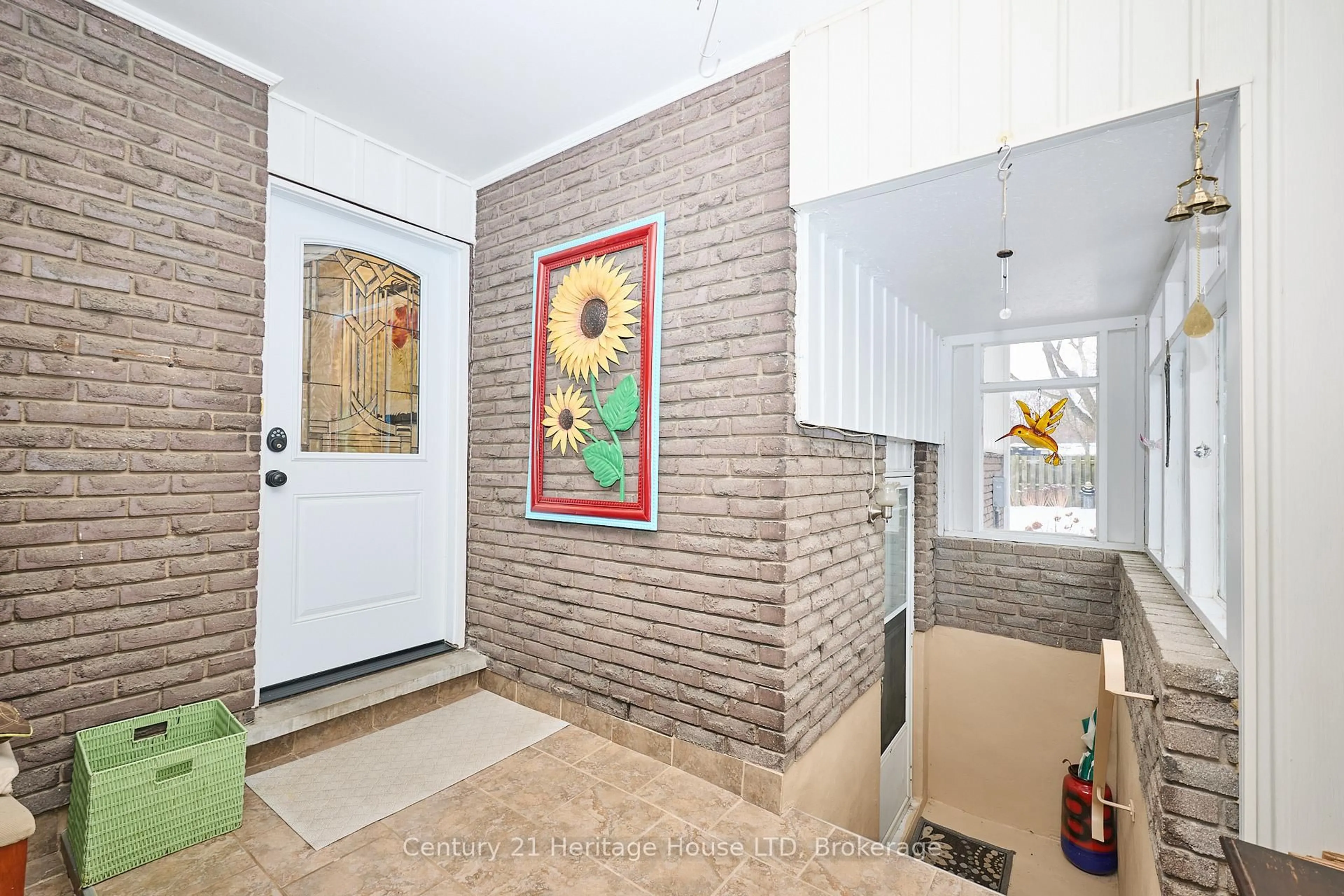 Indoor foyer for 3112 Ussher St, Niagara Falls Ontario L2G 6M2