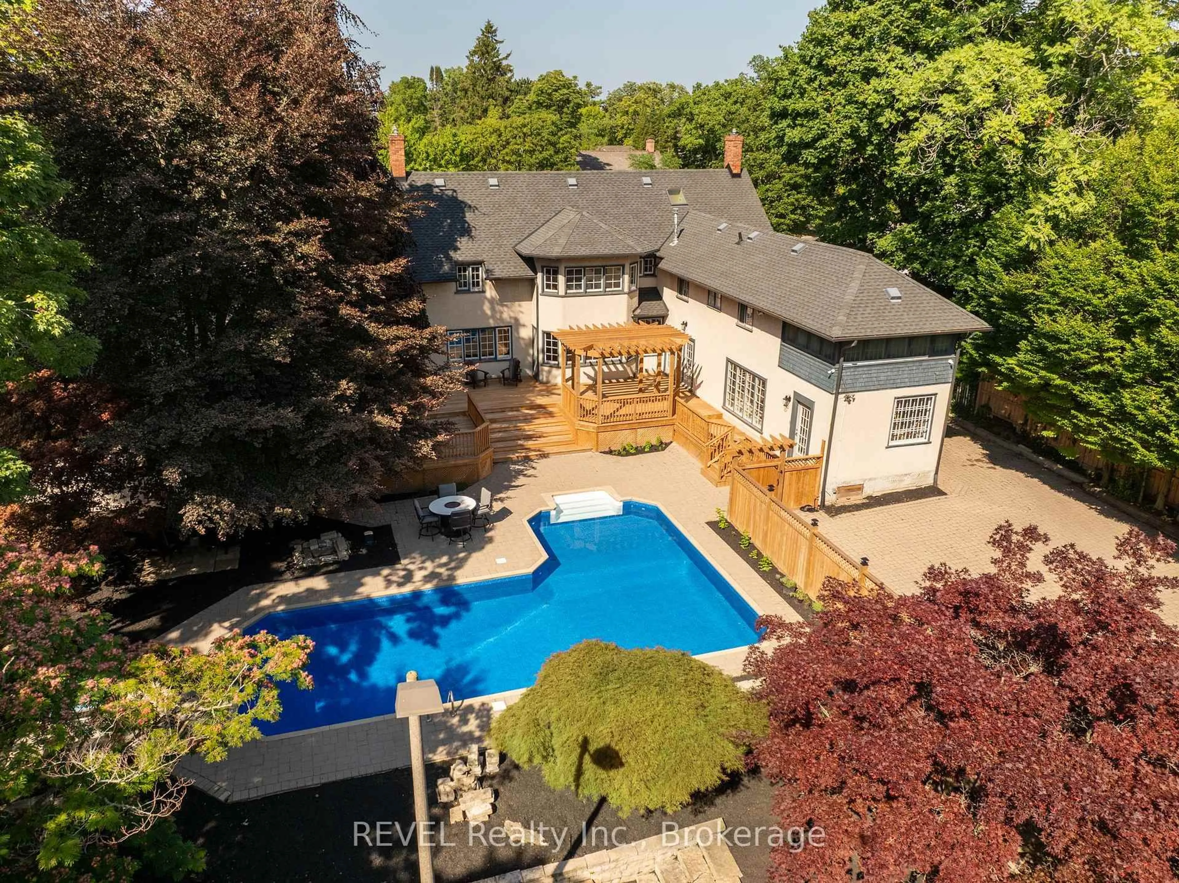 A pic from outside/outdoor area/front of a property/back of a property/a pic from drone, unknown for 166 QUEEN St, Niagara-on-the-Lake Ontario L0S 1J0