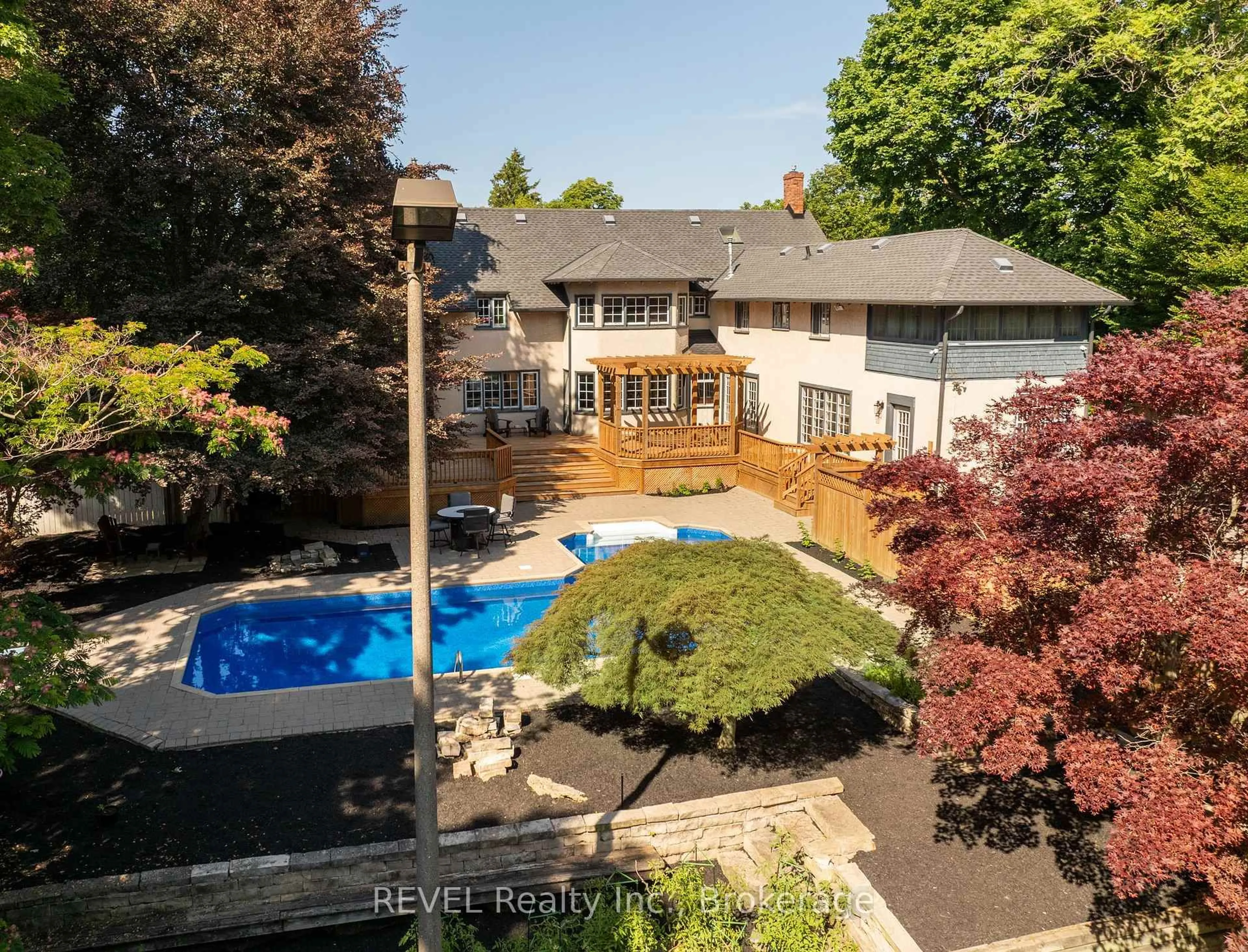 A pic from outside/outdoor area/front of a property/back of a property/a pic from drone, unknown for 166 QUEEN St, Niagara-on-the-Lake Ontario L0S 1J0