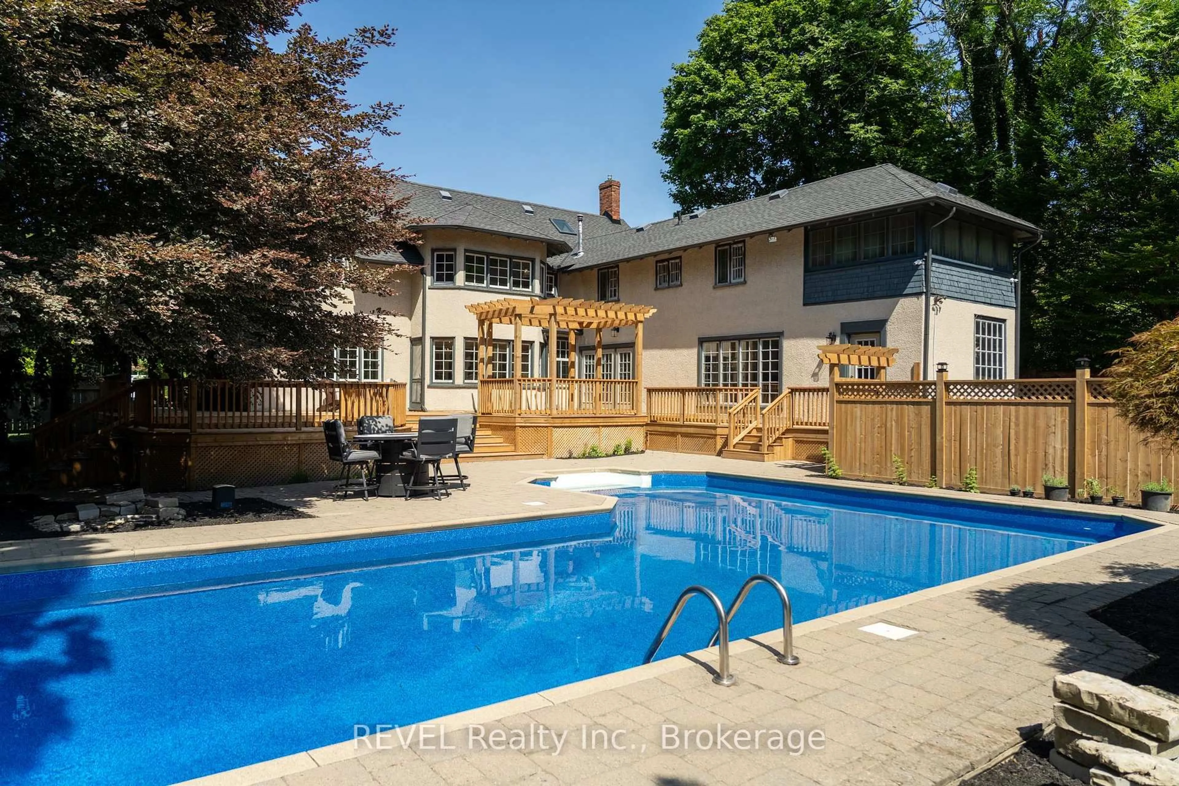 Pool for 166 QUEEN St, Niagara-on-the-Lake Ontario L0S 1J0