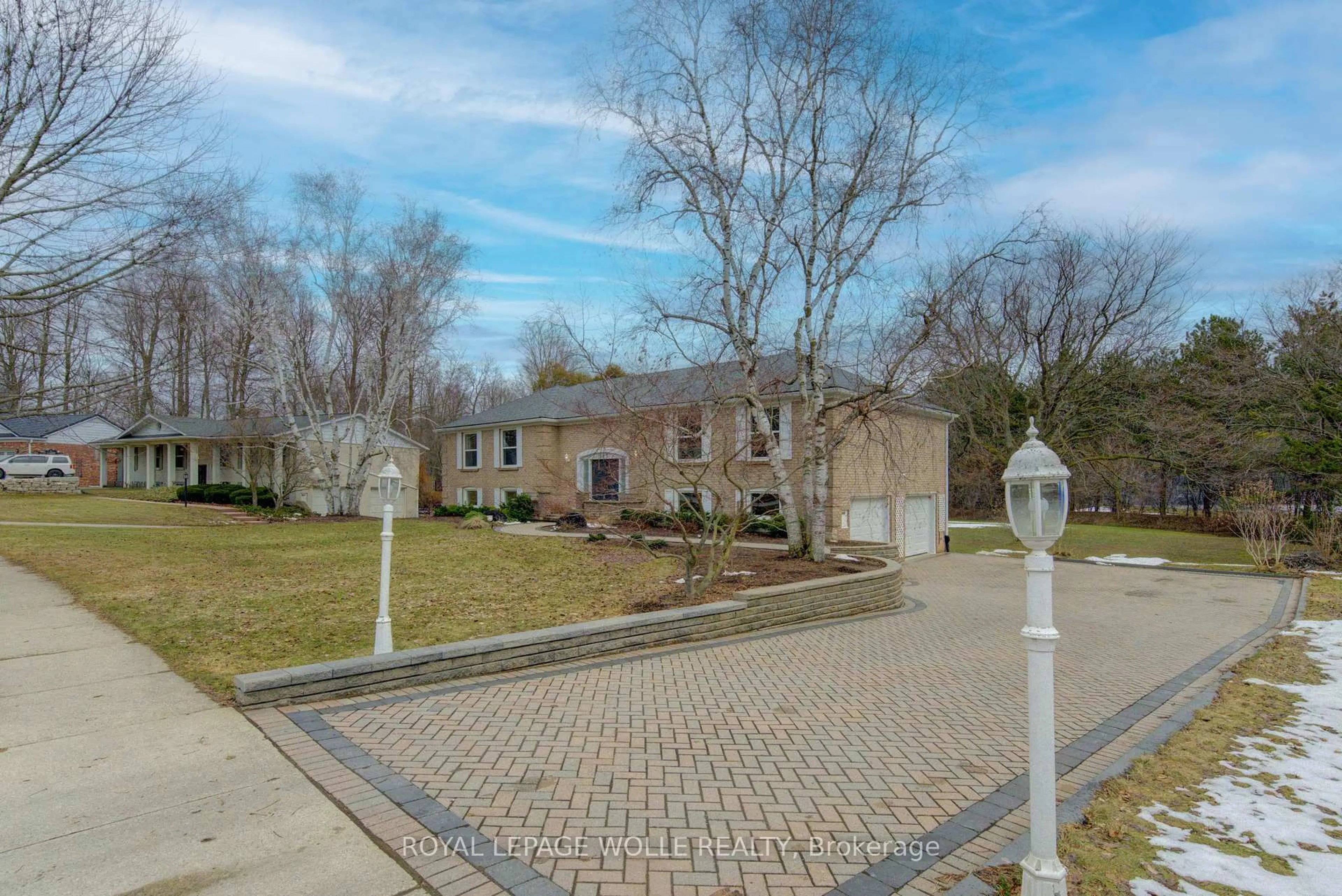 A pic from outside/outdoor area/front of a property/back of a property/a pic from drone, street for 395 Warrington Dr, Waterloo Ontario N2L 2P7