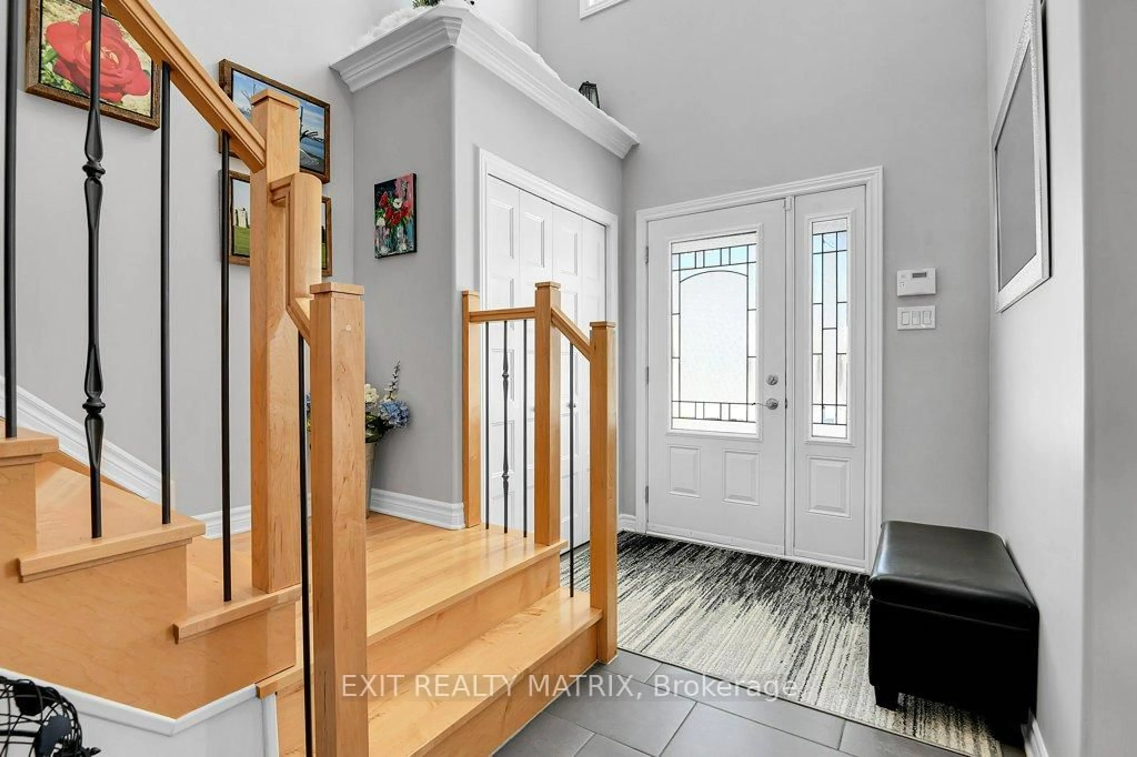 Indoor entryway for 106 Cobblestone Dr, Russell Ontario K4R 0B2