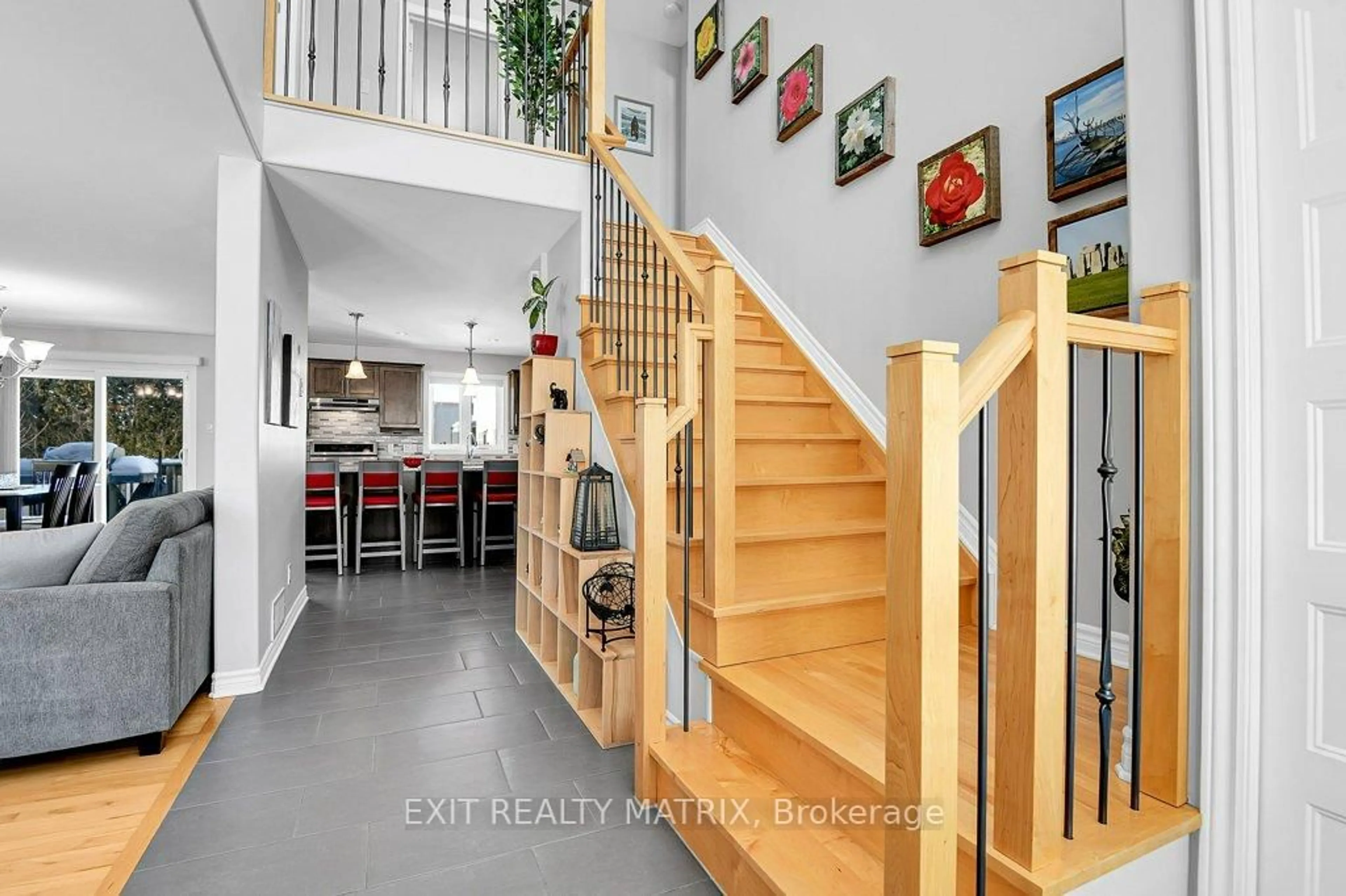 Indoor entryway for 106 Cobblestone Dr, Russell Ontario K4R 0B2